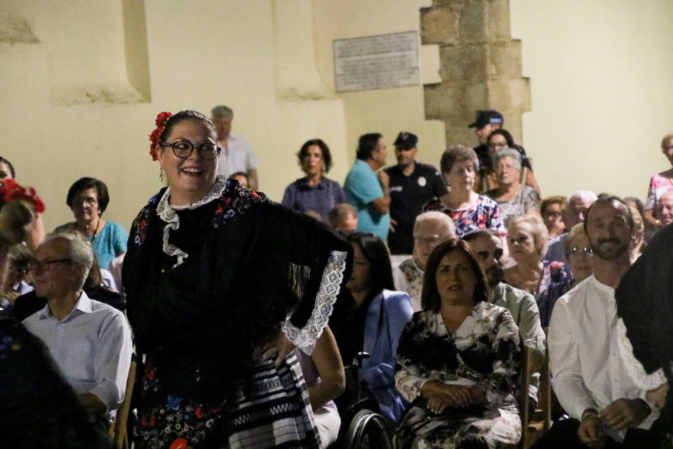 Jerez de los Caballeros conmemoró, ayer, el 'Día de Extremadura', que se celebra hoy, 8 de septiembre, con un acto institucional cargado de emoción y reivindicaciones en la Plaza de España. En su intervención, Juan Carlos Santana, alcalde del municipio, se refirió a la riqueza histórica, cultural y natural de Extremadura y Jerez, y apeló a la unidad para trabajar por un objetivo común: «conseguir un Jerez y una Extremadura mejores, sin localismos, defendiendo la solidaridad entre los territorios». Santana, también, instó a luchar por la igualdad y contra la violencia machista. El regidor, además, reclamó un tren digno para la comarca y que Jerez esté presente en el nuevo mapa ferroviario y de las comunicaciones de Extremadura. En el citado acto, se hizo entrega de varios reconocimientos y medallas a miembros de la Policía Local y Guardia Civil del municipio, y la Asociación Musical Jerez de los Caballeros y el grupo de baile 'Jara y Jerez' deleitaron a los allí presentes con sus actuaciones.