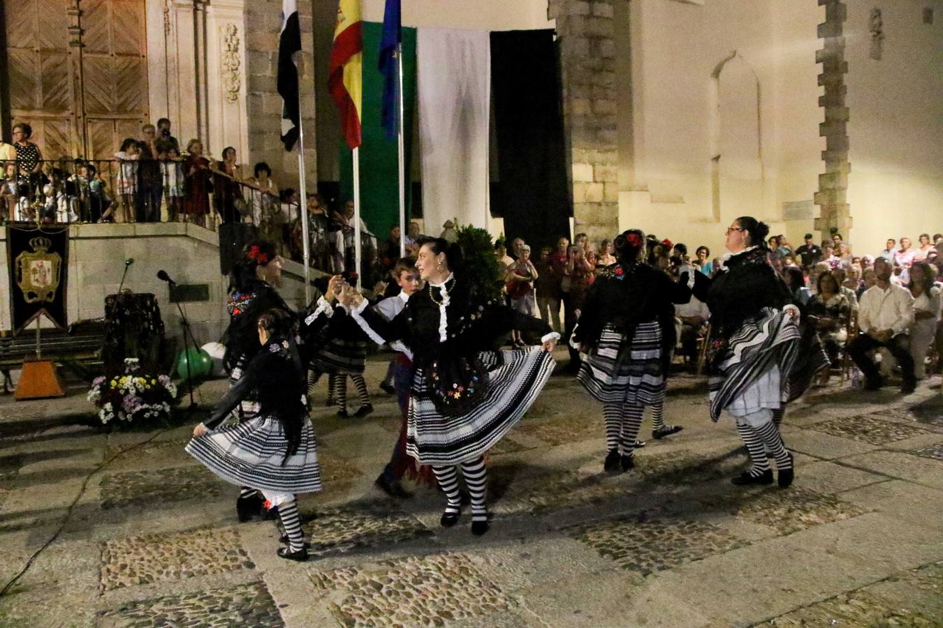 Jerez de los Caballeros conmemoró, ayer, el 'Día de Extremadura', que se celebra hoy, 8 de septiembre, con un acto institucional cargado de emoción y reivindicaciones en la Plaza de España. En su intervención, Juan Carlos Santana, alcalde del municipio, se refirió a la riqueza histórica, cultural y natural de Extremadura y Jerez, y apeló a la unidad para trabajar por un objetivo común: «conseguir un Jerez y una Extremadura mejores, sin localismos, defendiendo la solidaridad entre los territorios». Santana, también, instó a luchar por la igualdad y contra la violencia machista. El regidor, además, reclamó un tren digno para la comarca y que Jerez esté presente en el nuevo mapa ferroviario y de las comunicaciones de Extremadura. En el citado acto, se hizo entrega de varios reconocimientos y medallas a miembros de la Policía Local y Guardia Civil del municipio, y la Asociación Musical Jerez de los Caballeros y el grupo de baile 'Jara y Jerez' deleitaron a los allí presentes con sus actuaciones.