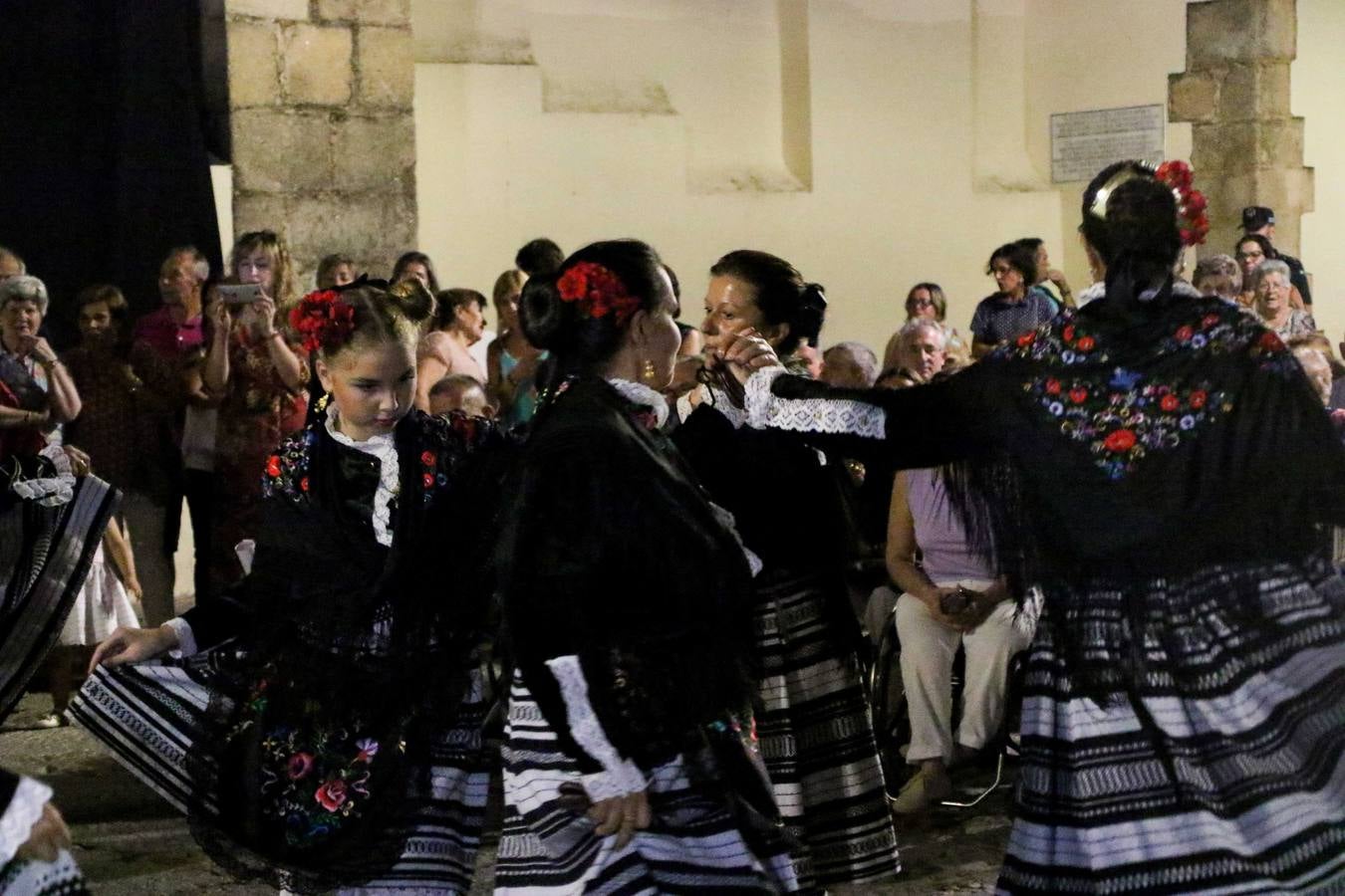Jerez de los Caballeros conmemoró, ayer, el 'Día de Extremadura', que se celebra hoy, 8 de septiembre, con un acto institucional cargado de emoción y reivindicaciones en la Plaza de España. En su intervención, Juan Carlos Santana, alcalde del municipio, se refirió a la riqueza histórica, cultural y natural de Extremadura y Jerez, y apeló a la unidad para trabajar por un objetivo común: «conseguir un Jerez y una Extremadura mejores, sin localismos, defendiendo la solidaridad entre los territorios». Santana, también, instó a luchar por la igualdad y contra la violencia machista. El regidor, además, reclamó un tren digno para la comarca y que Jerez esté presente en el nuevo mapa ferroviario y de las comunicaciones de Extremadura. En el citado acto, se hizo entrega de varios reconocimientos y medallas a miembros de la Policía Local y Guardia Civil del municipio, y la Asociación Musical Jerez de los Caballeros y el grupo de baile 'Jara y Jerez' deleitaron a los allí presentes con sus actuaciones.