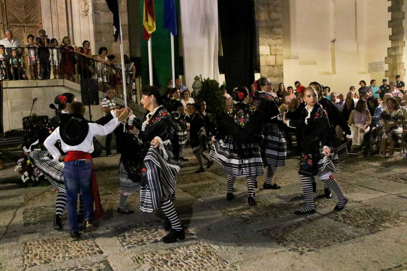 Jerez de los Caballeros conmemoró, ayer, el 'Día de Extremadura', que se celebra hoy, 8 de septiembre, con un acto institucional cargado de emoción y reivindicaciones en la Plaza de España. En su intervención, Juan Carlos Santana, alcalde del municipio, se refirió a la riqueza histórica, cultural y natural de Extremadura y Jerez, y apeló a la unidad para trabajar por un objetivo común: «conseguir un Jerez y una Extremadura mejores, sin localismos, defendiendo la solidaridad entre los territorios». Santana, también, instó a luchar por la igualdad y contra la violencia machista. El regidor, además, reclamó un tren digno para la comarca y que Jerez esté presente en el nuevo mapa ferroviario y de las comunicaciones de Extremadura. En el citado acto, se hizo entrega de varios reconocimientos y medallas a miembros de la Policía Local y Guardia Civil del municipio, y la Asociación Musical Jerez de los Caballeros y el grupo de baile 'Jara y Jerez' deleitaron a los allí presentes con sus actuaciones.