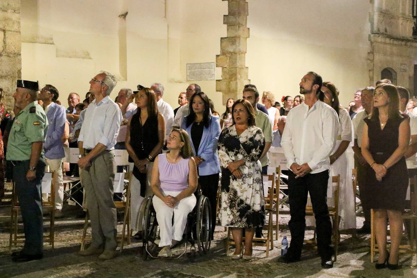 Jerez de los Caballeros conmemoró, ayer, el 'Día de Extremadura', que se celebra hoy, 8 de septiembre, con un acto institucional cargado de emoción y reivindicaciones en la Plaza de España. En su intervención, Juan Carlos Santana, alcalde del municipio, se refirió a la riqueza histórica, cultural y natural de Extremadura y Jerez, y apeló a la unidad para trabajar por un objetivo común: «conseguir un Jerez y una Extremadura mejores, sin localismos, defendiendo la solidaridad entre los territorios». Santana, también, instó a luchar por la igualdad y contra la violencia machista. El regidor, además, reclamó un tren digno para la comarca y que Jerez esté presente en el nuevo mapa ferroviario y de las comunicaciones de Extremadura. En el citado acto, se hizo entrega de varios reconocimientos y medallas a miembros de la Policía Local y Guardia Civil del municipio, y la Asociación Musical Jerez de los Caballeros y el grupo de baile 'Jara y Jerez' deleitaron a los allí presentes con sus actuaciones.