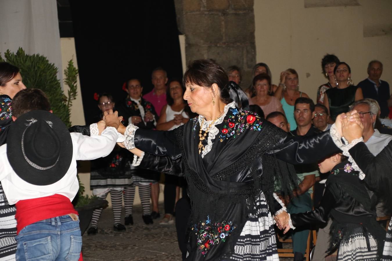 Jerez de los Caballeros conmemoró, ayer, el 'Día de Extremadura', que se celebra hoy, 8 de septiembre, con un acto institucional cargado de emoción y reivindicaciones en la Plaza de España. En su intervención, Juan Carlos Santana, alcalde del municipio, se refirió a la riqueza histórica, cultural y natural de Extremadura y Jerez, y apeló a la unidad para trabajar por un objetivo común: «conseguir un Jerez y una Extremadura mejores, sin localismos, defendiendo la solidaridad entre los territorios». Santana, también, instó a luchar por la igualdad y contra la violencia machista. El regidor, además, reclamó un tren digno para la comarca y que Jerez esté presente en el nuevo mapa ferroviario y de las comunicaciones de Extremadura. En el citado acto, se hizo entrega de varios reconocimientos y medallas a miembros de la Policía Local y Guardia Civil del municipio, y la Asociación Musical Jerez de los Caballeros y el grupo de baile 'Jara y Jerez' deleitaron a los allí presentes con sus actuaciones.