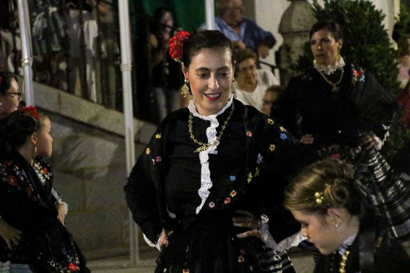 Jerez de los Caballeros conmemoró, ayer, el 'Día de Extremadura', que se celebra hoy, 8 de septiembre, con un acto institucional cargado de emoción y reivindicaciones en la Plaza de España. En su intervención, Juan Carlos Santana, alcalde del municipio, se refirió a la riqueza histórica, cultural y natural de Extremadura y Jerez, y apeló a la unidad para trabajar por un objetivo común: «conseguir un Jerez y una Extremadura mejores, sin localismos, defendiendo la solidaridad entre los territorios». Santana, también, instó a luchar por la igualdad y contra la violencia machista. El regidor, además, reclamó un tren digno para la comarca y que Jerez esté presente en el nuevo mapa ferroviario y de las comunicaciones de Extremadura. En el citado acto, se hizo entrega de varios reconocimientos y medallas a miembros de la Policía Local y Guardia Civil del municipio, y la Asociación Musical Jerez de los Caballeros y el grupo de baile 'Jara y Jerez' deleitaron a los allí presentes con sus actuaciones.
