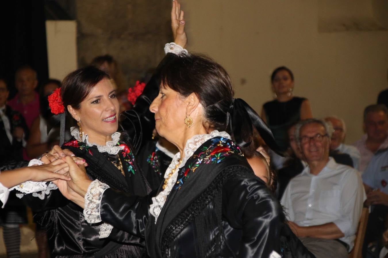 Jerez de los Caballeros conmemoró, ayer, el 'Día de Extremadura', que se celebra hoy, 8 de septiembre, con un acto institucional cargado de emoción y reivindicaciones en la Plaza de España. En su intervención, Juan Carlos Santana, alcalde del municipio, se refirió a la riqueza histórica, cultural y natural de Extremadura y Jerez, y apeló a la unidad para trabajar por un objetivo común: «conseguir un Jerez y una Extremadura mejores, sin localismos, defendiendo la solidaridad entre los territorios». Santana, también, instó a luchar por la igualdad y contra la violencia machista. El regidor, además, reclamó un tren digno para la comarca y que Jerez esté presente en el nuevo mapa ferroviario y de las comunicaciones de Extremadura. En el citado acto, se hizo entrega de varios reconocimientos y medallas a miembros de la Policía Local y Guardia Civil del municipio, y la Asociación Musical Jerez de los Caballeros y el grupo de baile 'Jara y Jerez' deleitaron a los allí presentes con sus actuaciones.