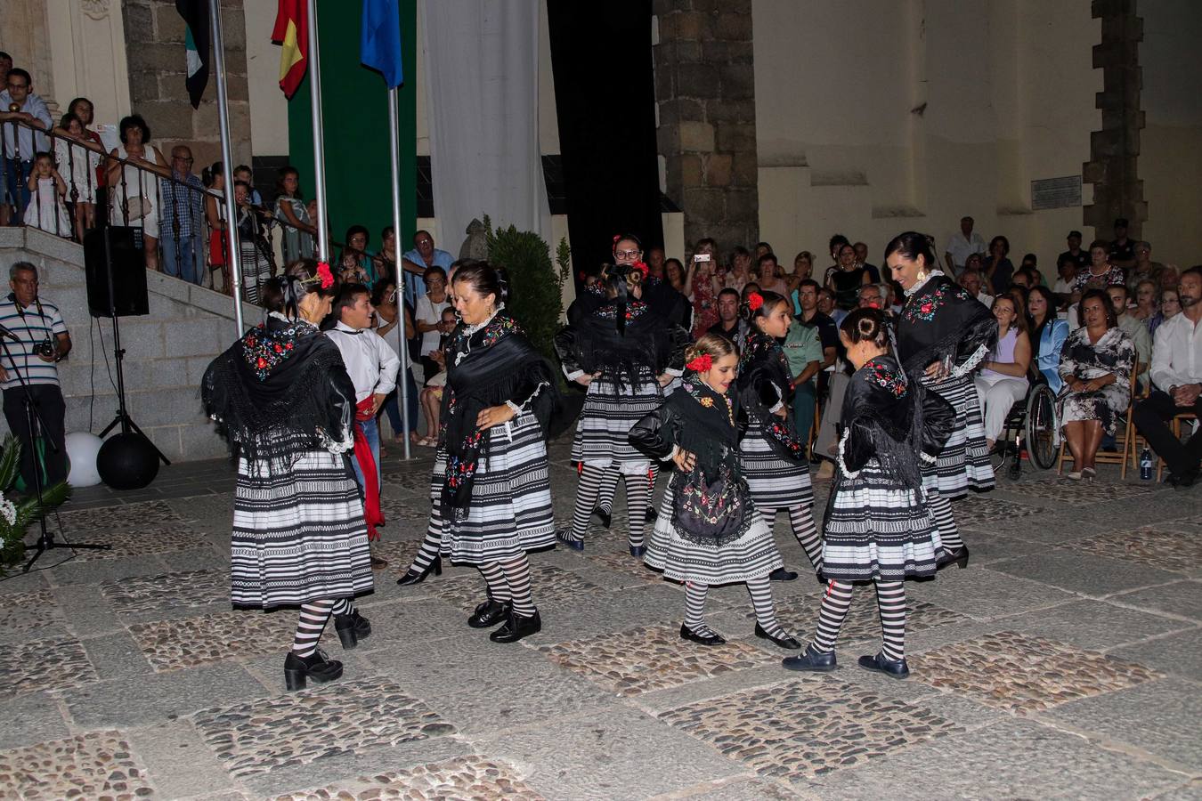 Jerez de los Caballeros conmemoró, ayer, el 'Día de Extremadura', que se celebra hoy, 8 de septiembre, con un acto institucional cargado de emoción y reivindicaciones en la Plaza de España. En su intervención, Juan Carlos Santana, alcalde del municipio, se refirió a la riqueza histórica, cultural y natural de Extremadura y Jerez, y apeló a la unidad para trabajar por un objetivo común: «conseguir un Jerez y una Extremadura mejores, sin localismos, defendiendo la solidaridad entre los territorios». Santana, también, instó a luchar por la igualdad y contra la violencia machista. El regidor, además, reclamó un tren digno para la comarca y que Jerez esté presente en el nuevo mapa ferroviario y de las comunicaciones de Extremadura. En el citado acto, se hizo entrega de varios reconocimientos y medallas a miembros de la Policía Local y Guardia Civil del municipio, y la Asociación Musical Jerez de los Caballeros y el grupo de baile 'Jara y Jerez' deleitaron a los allí presentes con sus actuaciones.