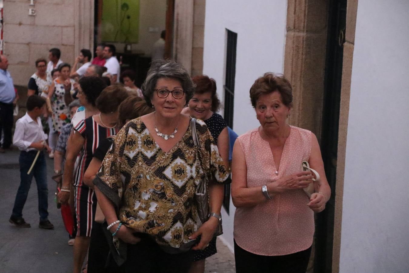 Nuestra Señora de Aguasantas despertó, ayer, una vez más, la devoción y el fervor que los jerezanos sienten hacia Ella. Jerez de los Caballeros se vistió de gala para acompañar a su Patrona en el traslado hacia su Santuario, donde se ponía fin a los tradicionales cultos que desde el pasado mes de agosto se han celebrado en la iglesia de Santa María de la Encarnación, organizados por la Hermandad de Nuestra Señora de Aguasantas.