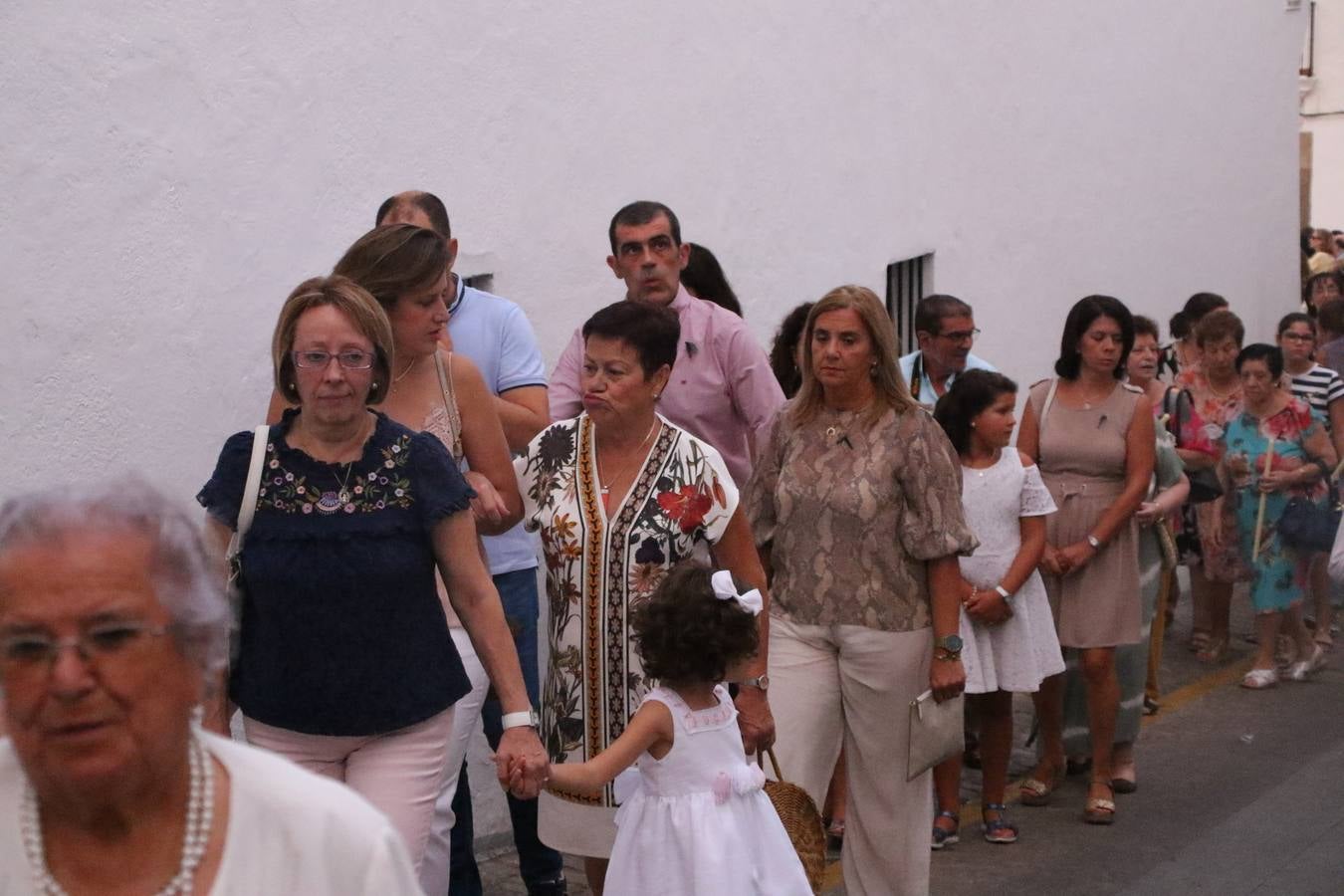 Nuestra Señora de Aguasantas despertó, ayer, una vez más, la devoción y el fervor que los jerezanos sienten hacia Ella. Jerez de los Caballeros se vistió de gala para acompañar a su Patrona en el traslado hacia su Santuario, donde se ponía fin a los tradicionales cultos que desde el pasado mes de agosto se han celebrado en la iglesia de Santa María de la Encarnación, organizados por la Hermandad de Nuestra Señora de Aguasantas.