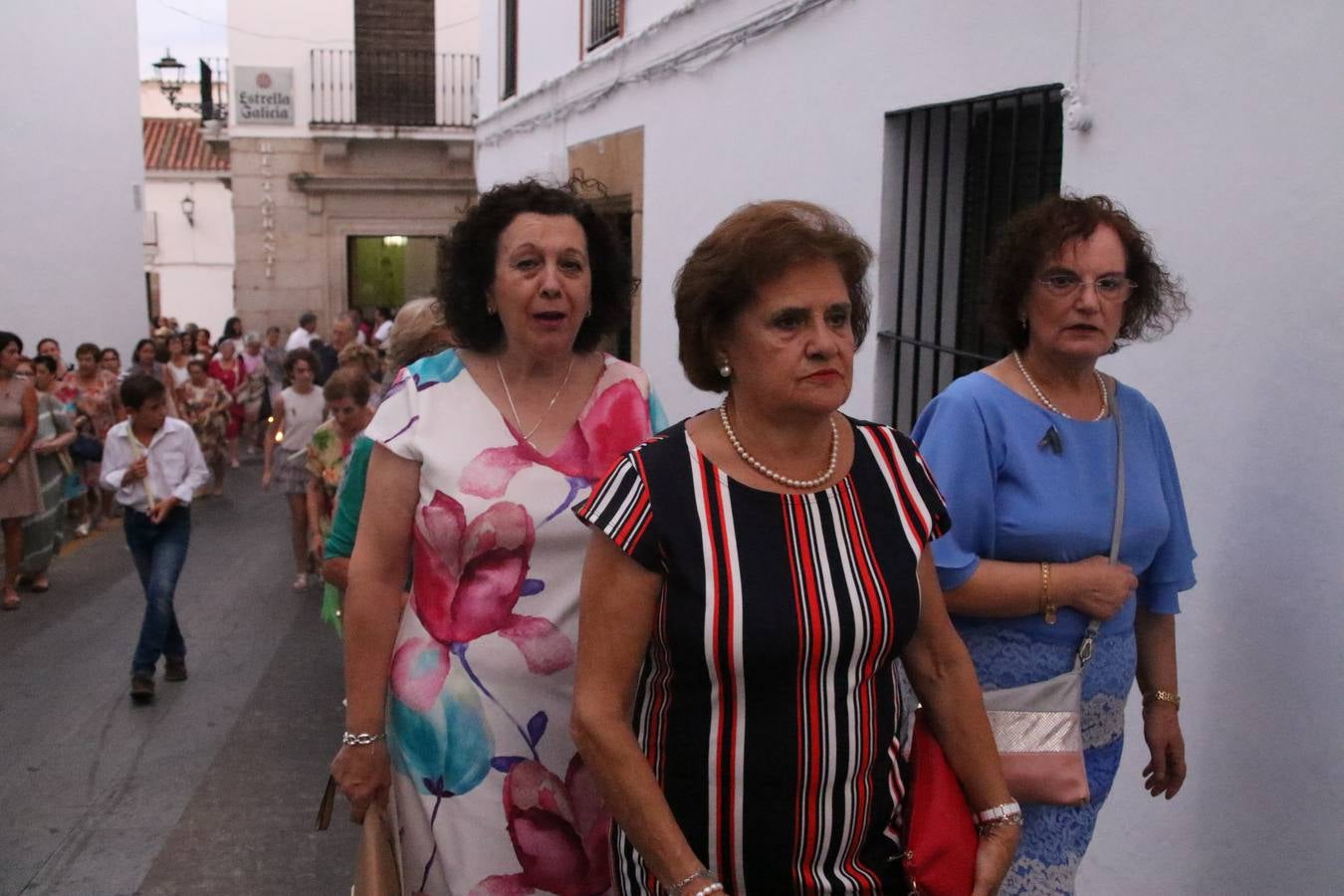 Nuestra Señora de Aguasantas despertó, ayer, una vez más, la devoción y el fervor que los jerezanos sienten hacia Ella. Jerez de los Caballeros se vistió de gala para acompañar a su Patrona en el traslado hacia su Santuario, donde se ponía fin a los tradicionales cultos que desde el pasado mes de agosto se han celebrado en la iglesia de Santa María de la Encarnación, organizados por la Hermandad de Nuestra Señora de Aguasantas.