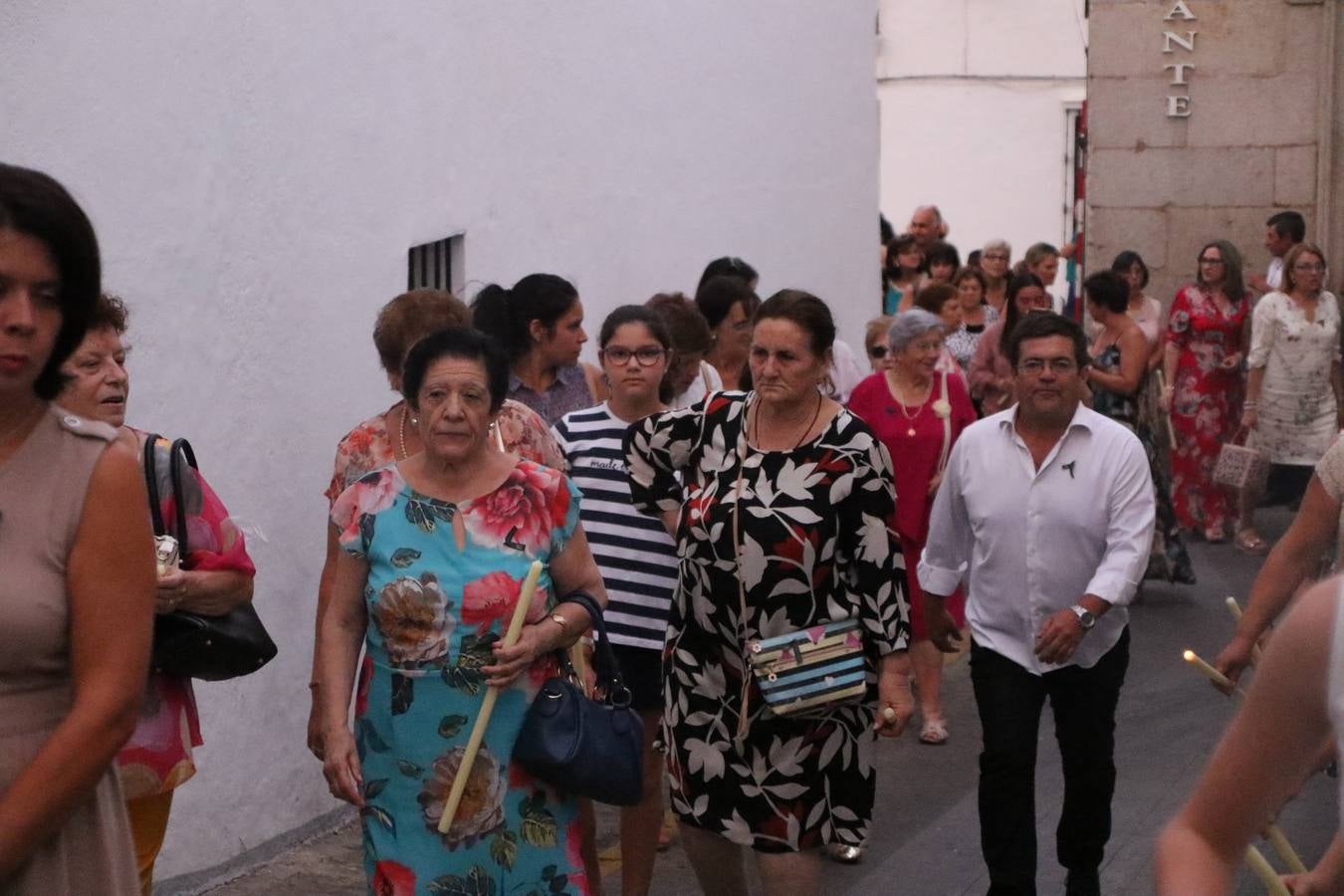 Nuestra Señora de Aguasantas despertó, ayer, una vez más, la devoción y el fervor que los jerezanos sienten hacia Ella. Jerez de los Caballeros se vistió de gala para acompañar a su Patrona en el traslado hacia su Santuario, donde se ponía fin a los tradicionales cultos que desde el pasado mes de agosto se han celebrado en la iglesia de Santa María de la Encarnación, organizados por la Hermandad de Nuestra Señora de Aguasantas.