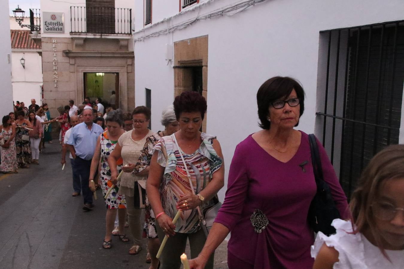 Nuestra Señora de Aguasantas despertó, ayer, una vez más, la devoción y el fervor que los jerezanos sienten hacia Ella. Jerez de los Caballeros se vistió de gala para acompañar a su Patrona en el traslado hacia su Santuario, donde se ponía fin a los tradicionales cultos que desde el pasado mes de agosto se han celebrado en la iglesia de Santa María de la Encarnación, organizados por la Hermandad de Nuestra Señora de Aguasantas.