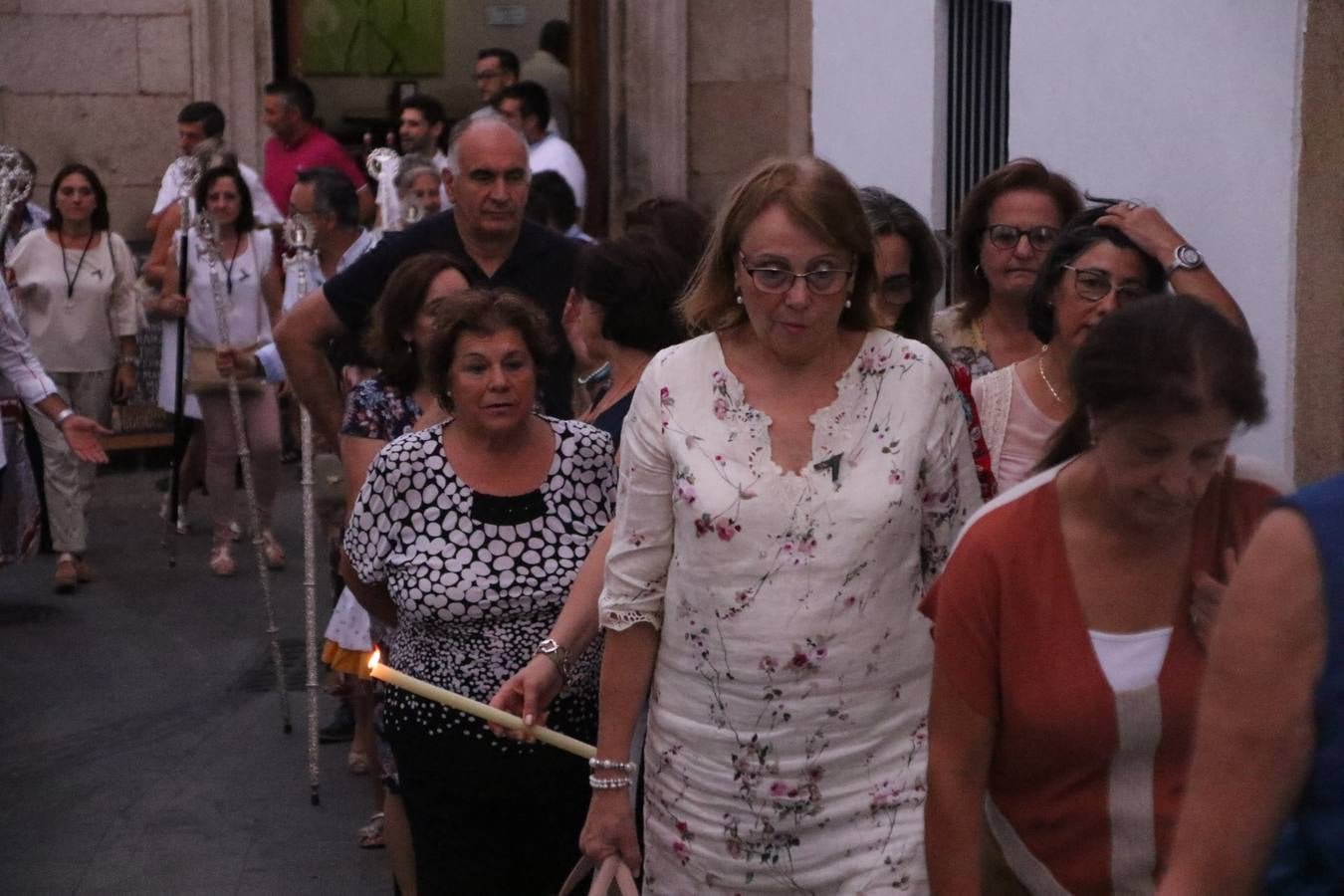 Nuestra Señora de Aguasantas despertó, ayer, una vez más, la devoción y el fervor que los jerezanos sienten hacia Ella. Jerez de los Caballeros se vistió de gala para acompañar a su Patrona en el traslado hacia su Santuario, donde se ponía fin a los tradicionales cultos que desde el pasado mes de agosto se han celebrado en la iglesia de Santa María de la Encarnación, organizados por la Hermandad de Nuestra Señora de Aguasantas.
