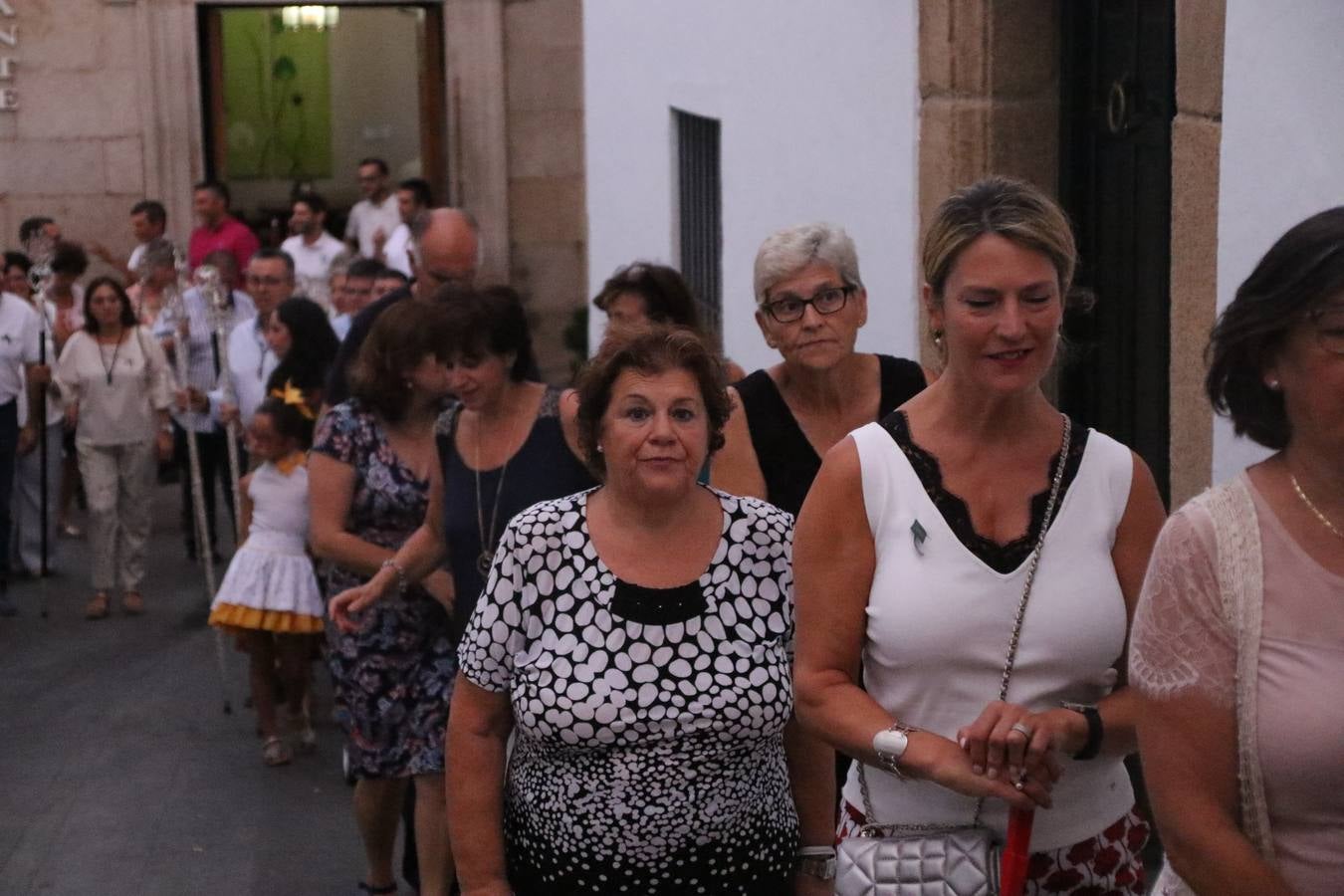Nuestra Señora de Aguasantas despertó, ayer, una vez más, la devoción y el fervor que los jerezanos sienten hacia Ella. Jerez de los Caballeros se vistió de gala para acompañar a su Patrona en el traslado hacia su Santuario, donde se ponía fin a los tradicionales cultos que desde el pasado mes de agosto se han celebrado en la iglesia de Santa María de la Encarnación, organizados por la Hermandad de Nuestra Señora de Aguasantas.