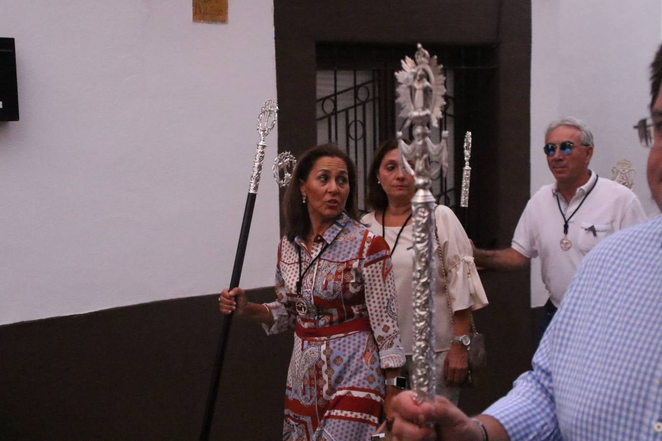 Nuestra Señora de Aguasantas despertó, ayer, una vez más, la devoción y el fervor que los jerezanos sienten hacia Ella. Jerez de los Caballeros se vistió de gala para acompañar a su Patrona en el traslado hacia su Santuario, donde se ponía fin a los tradicionales cultos que desde el pasado mes de agosto se han celebrado en la iglesia de Santa María de la Encarnación, organizados por la Hermandad de Nuestra Señora de Aguasantas.