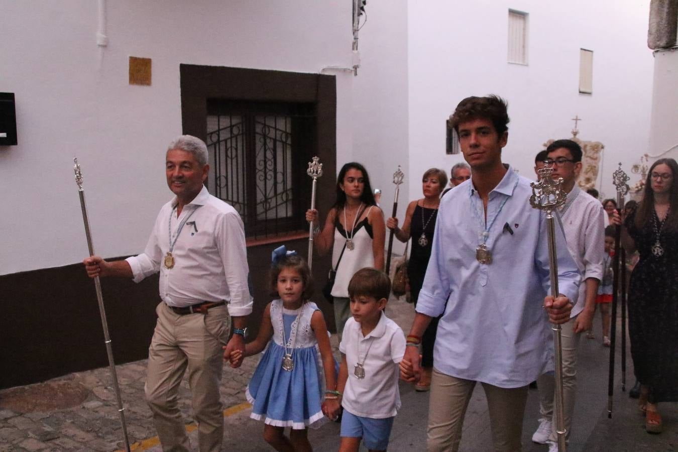 Nuestra Señora de Aguasantas despertó, ayer, una vez más, la devoción y el fervor que los jerezanos sienten hacia Ella. Jerez de los Caballeros se vistió de gala para acompañar a su Patrona en el traslado hacia su Santuario, donde se ponía fin a los tradicionales cultos que desde el pasado mes de agosto se han celebrado en la iglesia de Santa María de la Encarnación, organizados por la Hermandad de Nuestra Señora de Aguasantas.