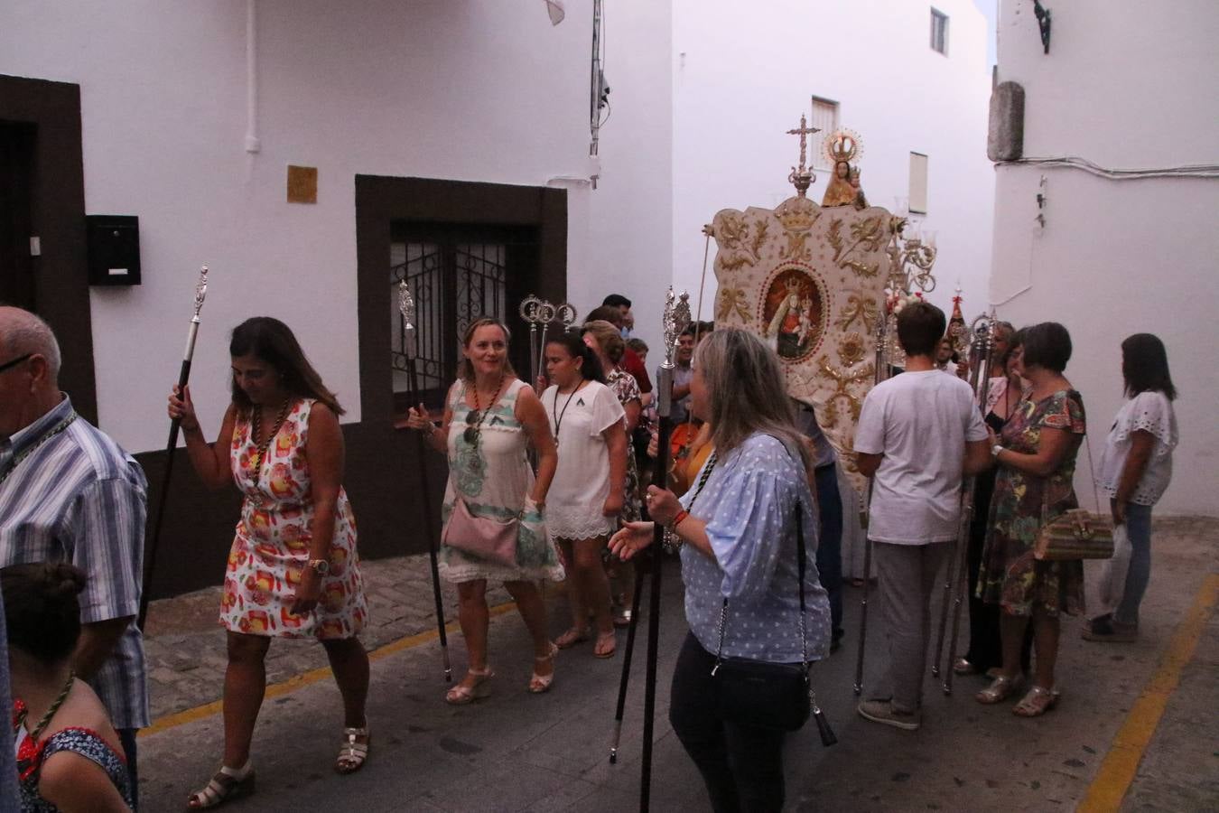 Nuestra Señora de Aguasantas despertó, ayer, una vez más, la devoción y el fervor que los jerezanos sienten hacia Ella. Jerez de los Caballeros se vistió de gala para acompañar a su Patrona en el traslado hacia su Santuario, donde se ponía fin a los tradicionales cultos que desde el pasado mes de agosto se han celebrado en la iglesia de Santa María de la Encarnación, organizados por la Hermandad de Nuestra Señora de Aguasantas.