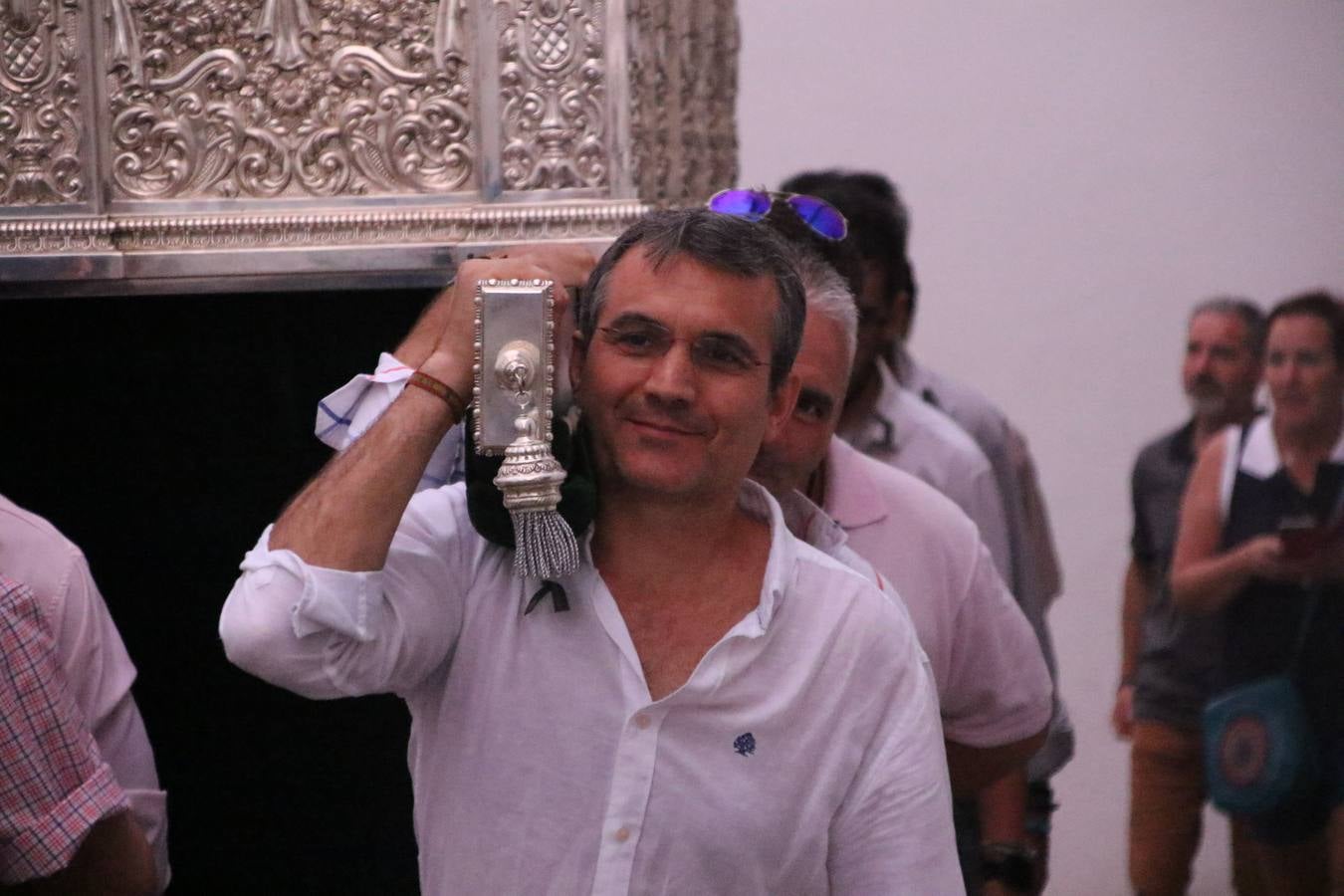 Nuestra Señora de Aguasantas despertó, ayer, una vez más, la devoción y el fervor que los jerezanos sienten hacia Ella. Jerez de los Caballeros se vistió de gala para acompañar a su Patrona en el traslado hacia su Santuario, donde se ponía fin a los tradicionales cultos que desde el pasado mes de agosto se han celebrado en la iglesia de Santa María de la Encarnación, organizados por la Hermandad de Nuestra Señora de Aguasantas.