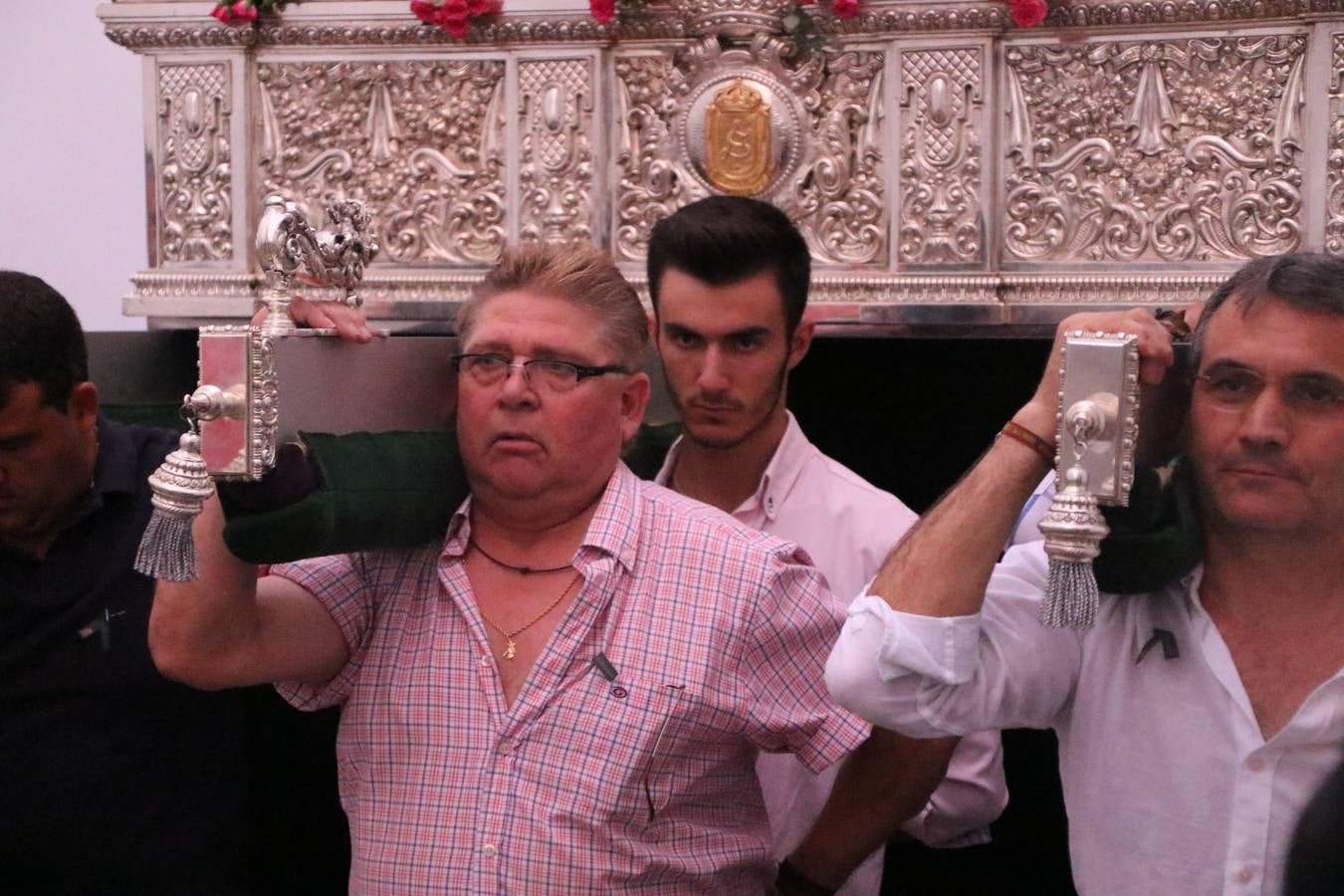 Nuestra Señora de Aguasantas despertó, ayer, una vez más, la devoción y el fervor que los jerezanos sienten hacia Ella. Jerez de los Caballeros se vistió de gala para acompañar a su Patrona en el traslado hacia su Santuario, donde se ponía fin a los tradicionales cultos que desde el pasado mes de agosto se han celebrado en la iglesia de Santa María de la Encarnación, organizados por la Hermandad de Nuestra Señora de Aguasantas.