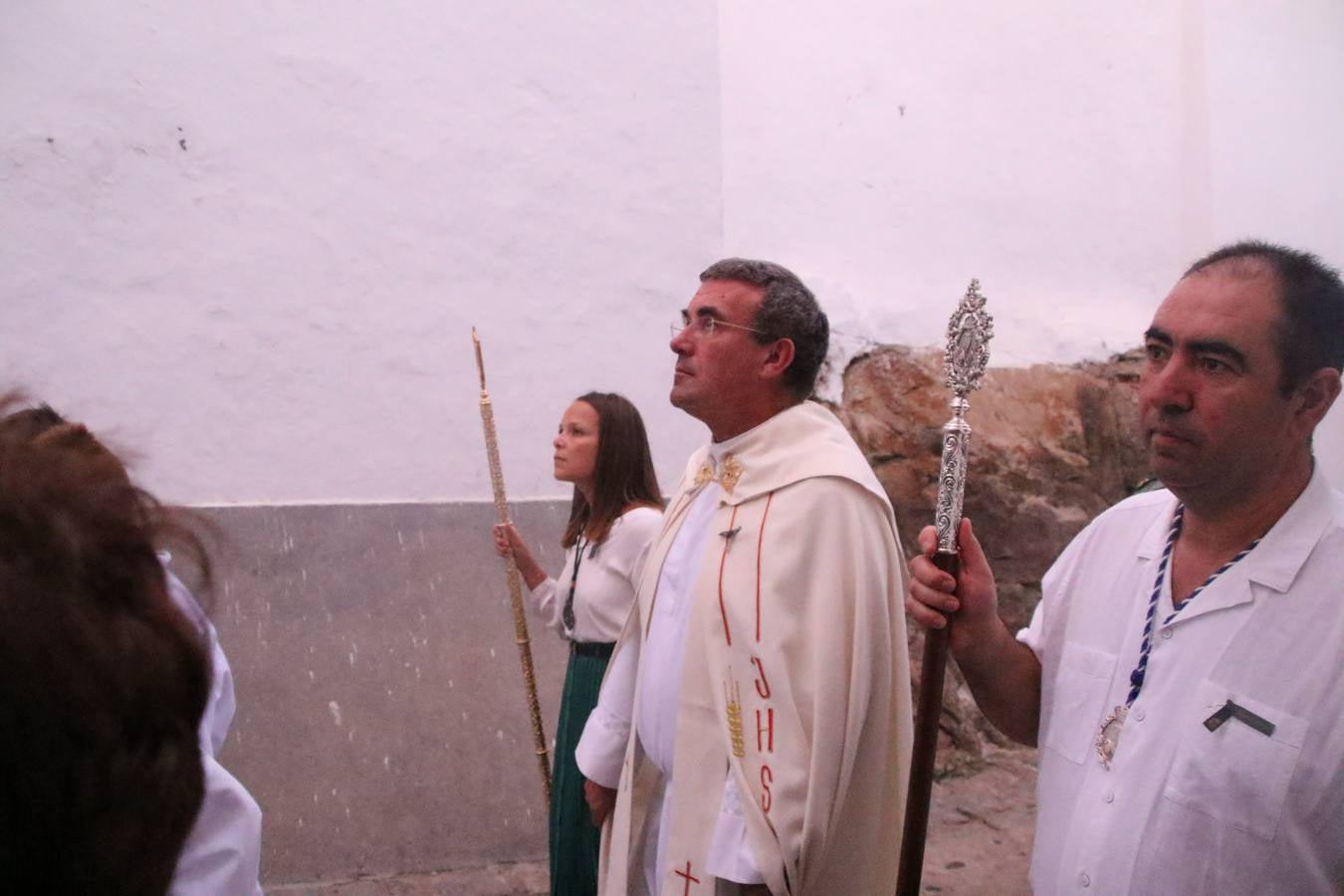 Nuestra Señora de Aguasantas despertó, ayer, una vez más, la devoción y el fervor que los jerezanos sienten hacia Ella. Jerez de los Caballeros se vistió de gala para acompañar a su Patrona en el traslado hacia su Santuario, donde se ponía fin a los tradicionales cultos que desde el pasado mes de agosto se han celebrado en la iglesia de Santa María de la Encarnación, organizados por la Hermandad de Nuestra Señora de Aguasantas.