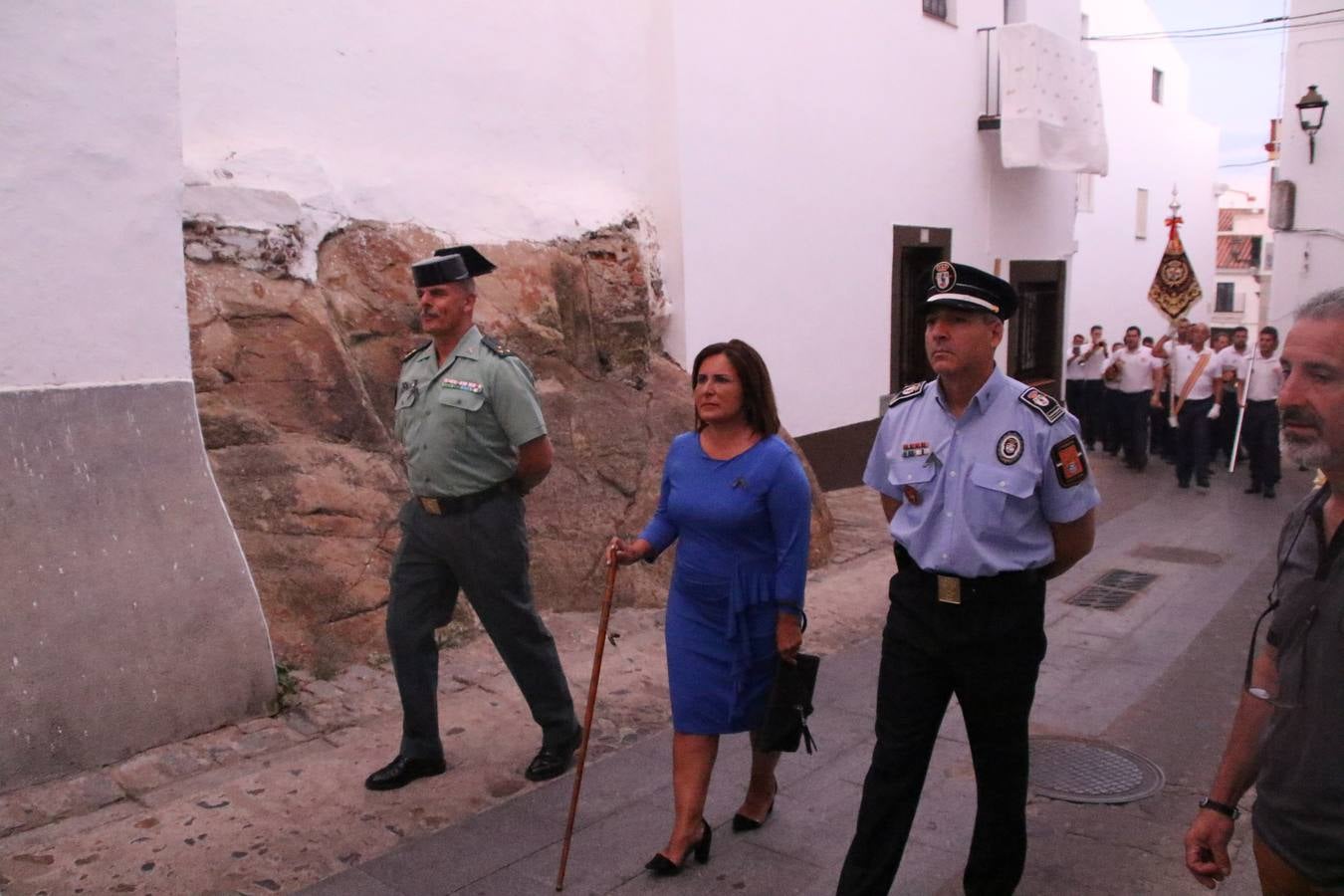 Nuestra Señora de Aguasantas despertó, ayer, una vez más, la devoción y el fervor que los jerezanos sienten hacia Ella. Jerez de los Caballeros se vistió de gala para acompañar a su Patrona en el traslado hacia su Santuario, donde se ponía fin a los tradicionales cultos que desde el pasado mes de agosto se han celebrado en la iglesia de Santa María de la Encarnación, organizados por la Hermandad de Nuestra Señora de Aguasantas.
