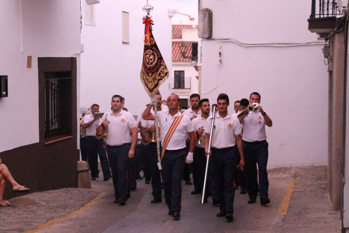 Nuestra Señora de Aguasantas despertó, ayer, una vez más, la devoción y el fervor que los jerezanos sienten hacia Ella. Jerez de los Caballeros se vistió de gala para acompañar a su Patrona en el traslado hacia su Santuario, donde se ponía fin a los tradicionales cultos que desde el pasado mes de agosto se han celebrado en la iglesia de Santa María de la Encarnación, organizados por la Hermandad de Nuestra Señora de Aguasantas.