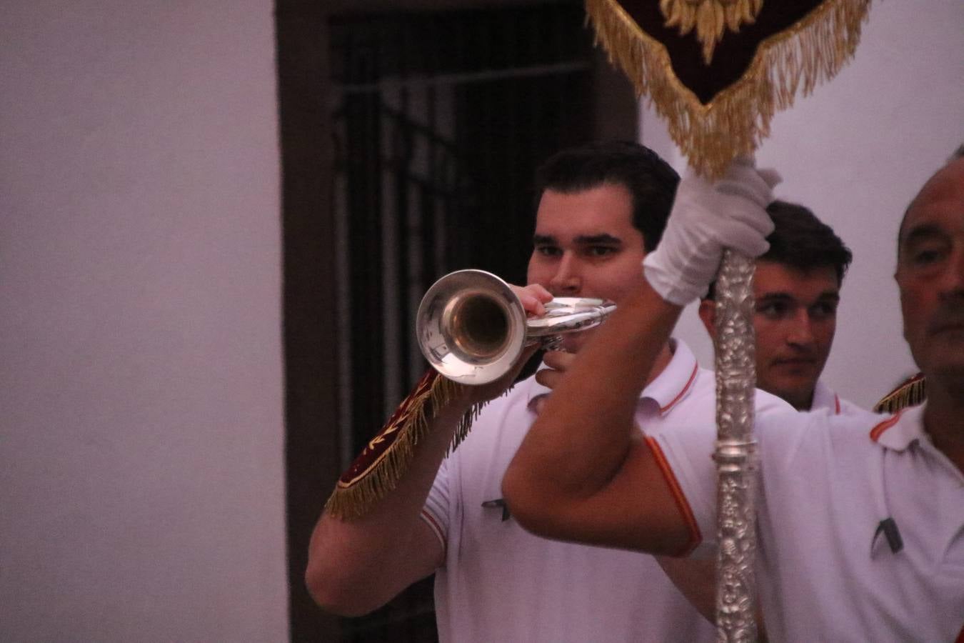 Nuestra Señora de Aguasantas despertó, ayer, una vez más, la devoción y el fervor que los jerezanos sienten hacia Ella. Jerez de los Caballeros se vistió de gala para acompañar a su Patrona en el traslado hacia su Santuario, donde se ponía fin a los tradicionales cultos que desde el pasado mes de agosto se han celebrado en la iglesia de Santa María de la Encarnación, organizados por la Hermandad de Nuestra Señora de Aguasantas.