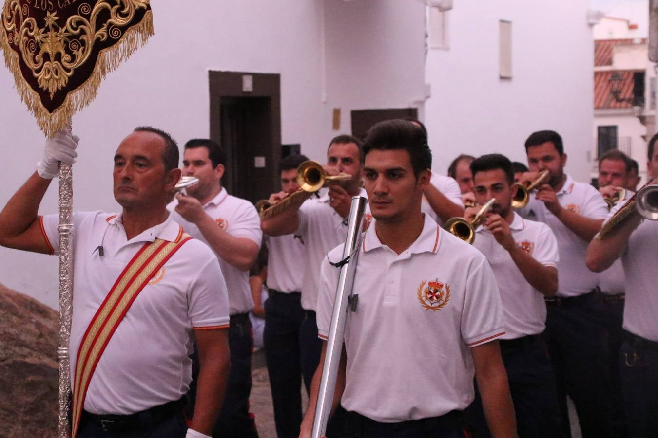 Nuestra Señora de Aguasantas despertó, ayer, una vez más, la devoción y el fervor que los jerezanos sienten hacia Ella. Jerez de los Caballeros se vistió de gala para acompañar a su Patrona en el traslado hacia su Santuario, donde se ponía fin a los tradicionales cultos que desde el pasado mes de agosto se han celebrado en la iglesia de Santa María de la Encarnación, organizados por la Hermandad de Nuestra Señora de Aguasantas.