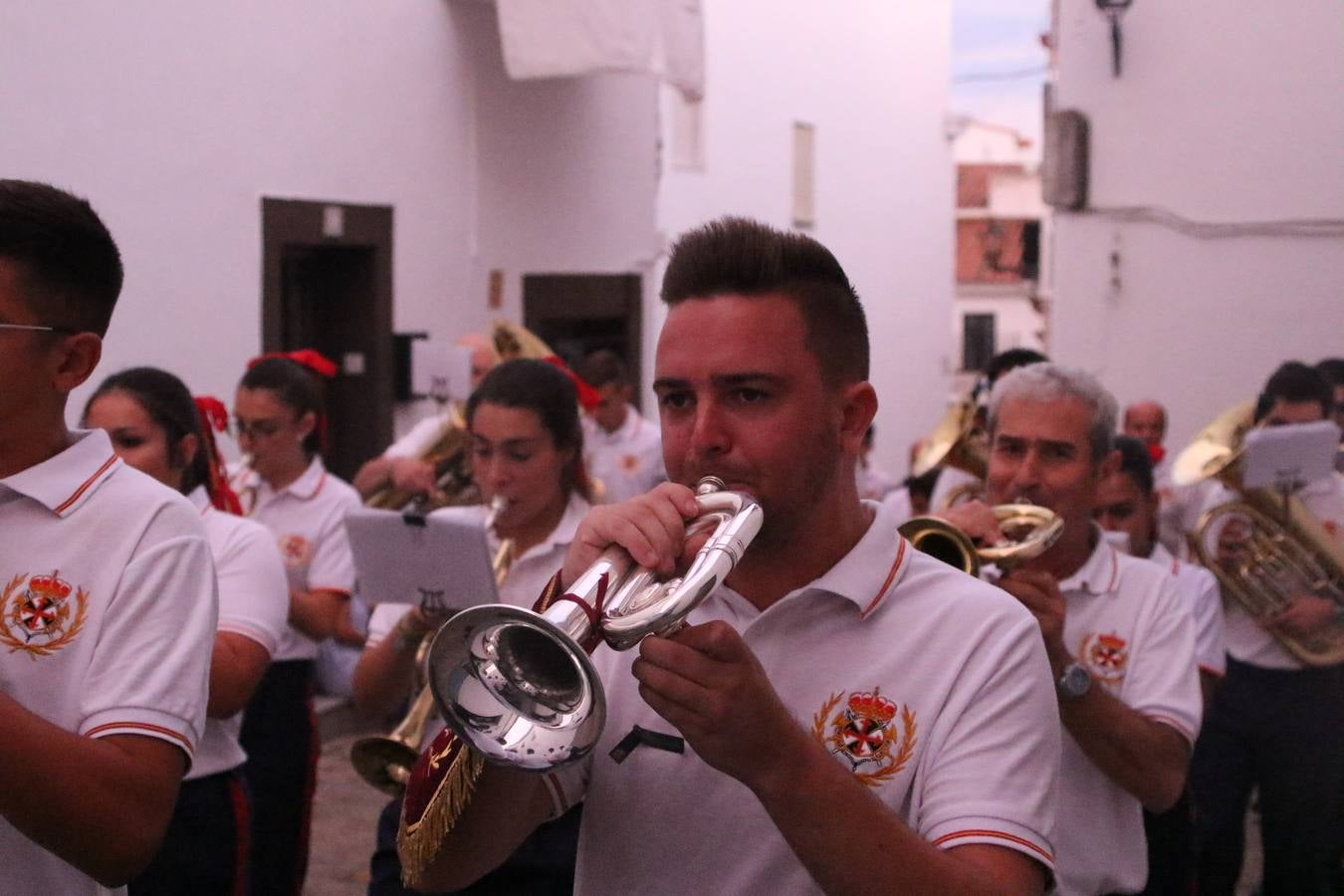 Nuestra Señora de Aguasantas despertó, ayer, una vez más, la devoción y el fervor que los jerezanos sienten hacia Ella. Jerez de los Caballeros se vistió de gala para acompañar a su Patrona en el traslado hacia su Santuario, donde se ponía fin a los tradicionales cultos que desde el pasado mes de agosto se han celebrado en la iglesia de Santa María de la Encarnación, organizados por la Hermandad de Nuestra Señora de Aguasantas.