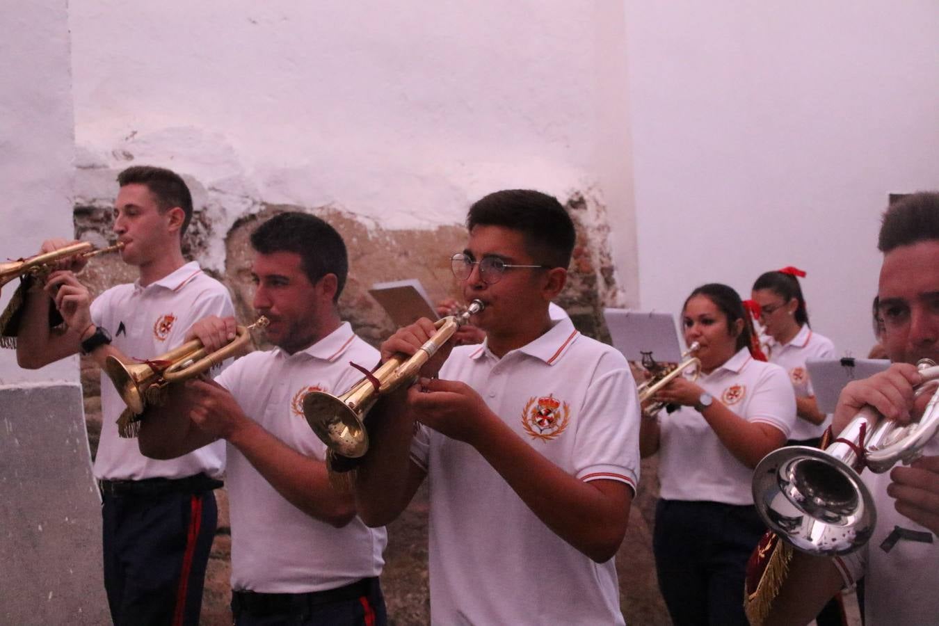 Nuestra Señora de Aguasantas despertó, ayer, una vez más, la devoción y el fervor que los jerezanos sienten hacia Ella. Jerez de los Caballeros se vistió de gala para acompañar a su Patrona en el traslado hacia su Santuario, donde se ponía fin a los tradicionales cultos que desde el pasado mes de agosto se han celebrado en la iglesia de Santa María de la Encarnación, organizados por la Hermandad de Nuestra Señora de Aguasantas.