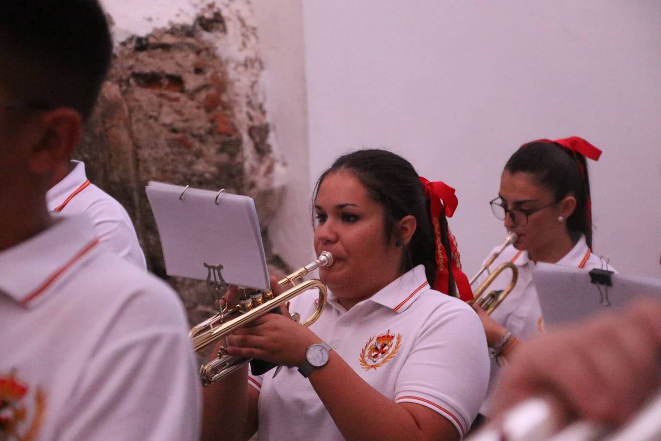 Nuestra Señora de Aguasantas despertó, ayer, una vez más, la devoción y el fervor que los jerezanos sienten hacia Ella. Jerez de los Caballeros se vistió de gala para acompañar a su Patrona en el traslado hacia su Santuario, donde se ponía fin a los tradicionales cultos que desde el pasado mes de agosto se han celebrado en la iglesia de Santa María de la Encarnación, organizados por la Hermandad de Nuestra Señora de Aguasantas.