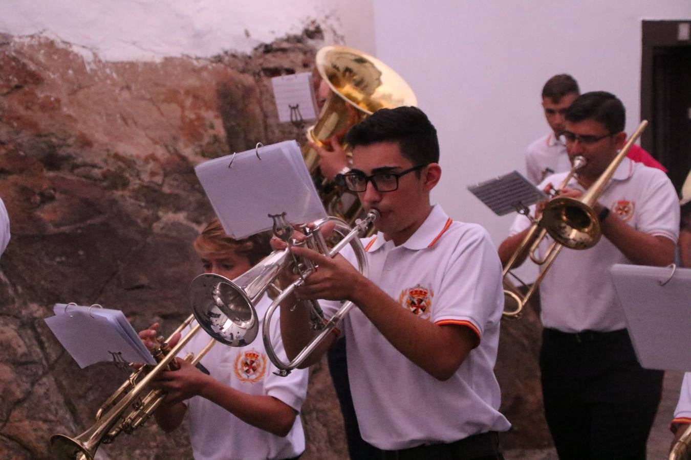 Nuestra Señora de Aguasantas despertó, ayer, una vez más, la devoción y el fervor que los jerezanos sienten hacia Ella. Jerez de los Caballeros se vistió de gala para acompañar a su Patrona en el traslado hacia su Santuario, donde se ponía fin a los tradicionales cultos que desde el pasado mes de agosto se han celebrado en la iglesia de Santa María de la Encarnación, organizados por la Hermandad de Nuestra Señora de Aguasantas.