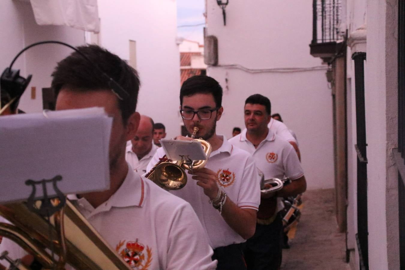 Nuestra Señora de Aguasantas despertó, ayer, una vez más, la devoción y el fervor que los jerezanos sienten hacia Ella. Jerez de los Caballeros se vistió de gala para acompañar a su Patrona en el traslado hacia su Santuario, donde se ponía fin a los tradicionales cultos que desde el pasado mes de agosto se han celebrado en la iglesia de Santa María de la Encarnación, organizados por la Hermandad de Nuestra Señora de Aguasantas.