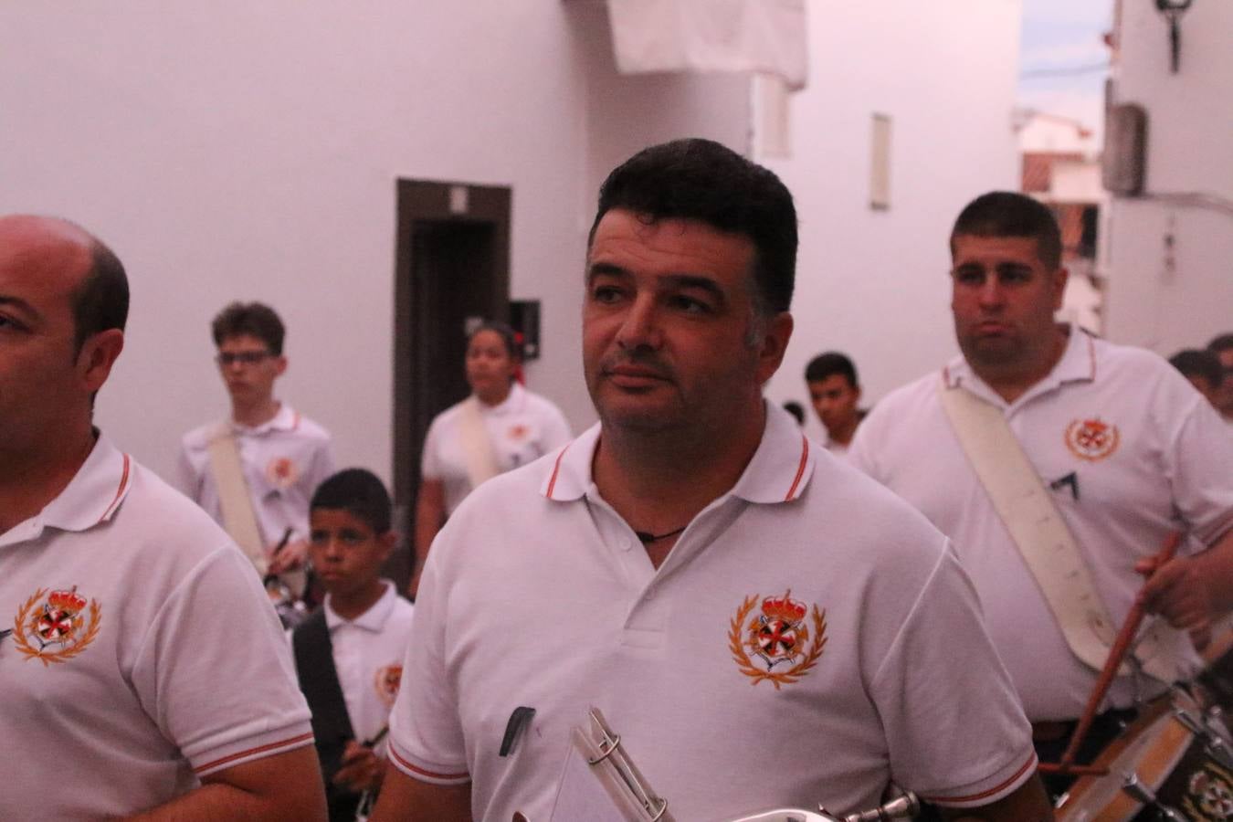 Nuestra Señora de Aguasantas despertó, ayer, una vez más, la devoción y el fervor que los jerezanos sienten hacia Ella. Jerez de los Caballeros se vistió de gala para acompañar a su Patrona en el traslado hacia su Santuario, donde se ponía fin a los tradicionales cultos que desde el pasado mes de agosto se han celebrado en la iglesia de Santa María de la Encarnación, organizados por la Hermandad de Nuestra Señora de Aguasantas.
