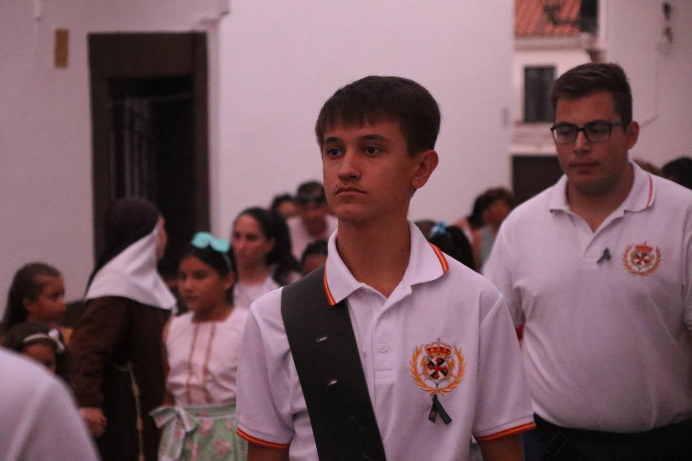 Nuestra Señora de Aguasantas despertó, ayer, una vez más, la devoción y el fervor que los jerezanos sienten hacia Ella. Jerez de los Caballeros se vistió de gala para acompañar a su Patrona en el traslado hacia su Santuario, donde se ponía fin a los tradicionales cultos que desde el pasado mes de agosto se han celebrado en la iglesia de Santa María de la Encarnación, organizados por la Hermandad de Nuestra Señora de Aguasantas.