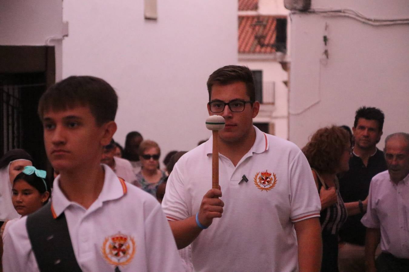 Nuestra Señora de Aguasantas despertó, ayer, una vez más, la devoción y el fervor que los jerezanos sienten hacia Ella. Jerez de los Caballeros se vistió de gala para acompañar a su Patrona en el traslado hacia su Santuario, donde se ponía fin a los tradicionales cultos que desde el pasado mes de agosto se han celebrado en la iglesia de Santa María de la Encarnación, organizados por la Hermandad de Nuestra Señora de Aguasantas.