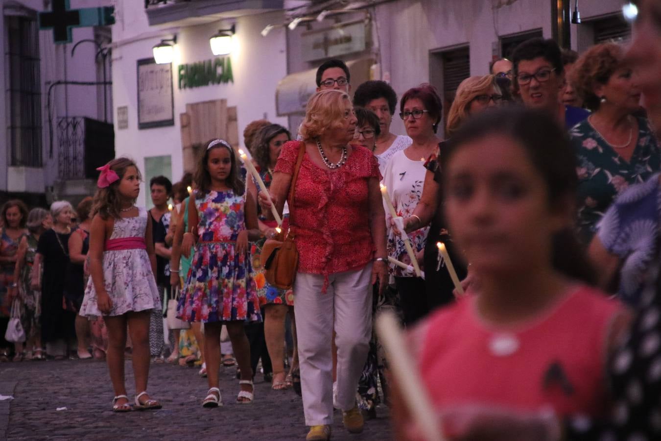Nuestra Señora de Aguasantas despertó, ayer, una vez más, la devoción y el fervor que los jerezanos sienten hacia Ella. Jerez de los Caballeros se vistió de gala para acompañar a su Patrona en el traslado hacia su Santuario, donde se ponía fin a los tradicionales cultos que desde el pasado mes de agosto se han celebrado en la iglesia de Santa María de la Encarnación, organizados por la Hermandad de Nuestra Señora de Aguasantas.