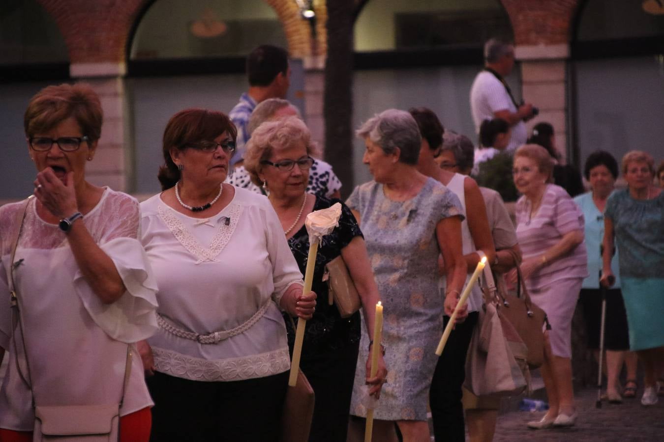 Nuestra Señora de Aguasantas despertó, ayer, una vez más, la devoción y el fervor que los jerezanos sienten hacia Ella. Jerez de los Caballeros se vistió de gala para acompañar a su Patrona en el traslado hacia su Santuario, donde se ponía fin a los tradicionales cultos que desde el pasado mes de agosto se han celebrado en la iglesia de Santa María de la Encarnación, organizados por la Hermandad de Nuestra Señora de Aguasantas.