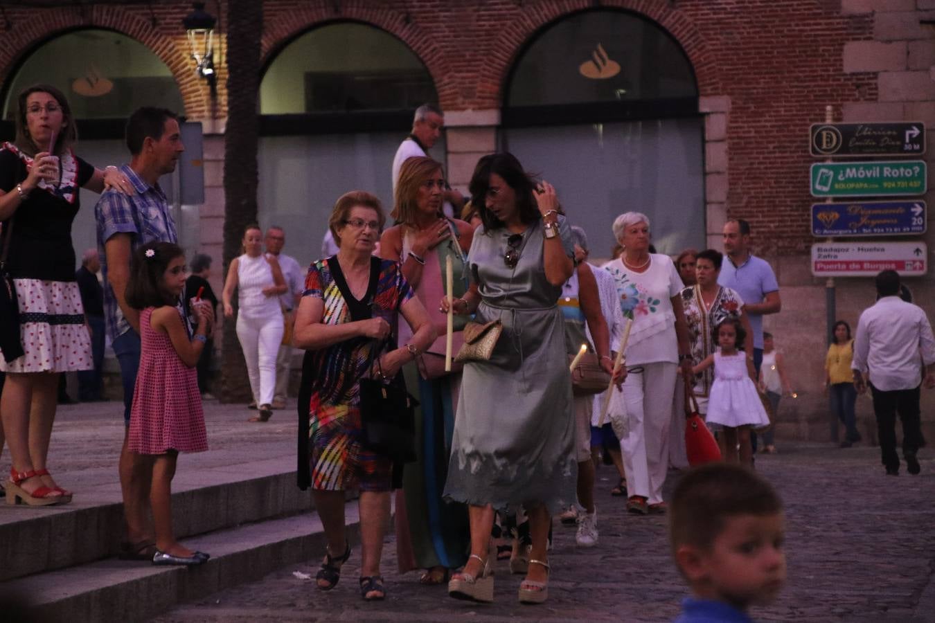 Nuestra Señora de Aguasantas despertó, ayer, una vez más, la devoción y el fervor que los jerezanos sienten hacia Ella. Jerez de los Caballeros se vistió de gala para acompañar a su Patrona en el traslado hacia su Santuario, donde se ponía fin a los tradicionales cultos que desde el pasado mes de agosto se han celebrado en la iglesia de Santa María de la Encarnación, organizados por la Hermandad de Nuestra Señora de Aguasantas.
