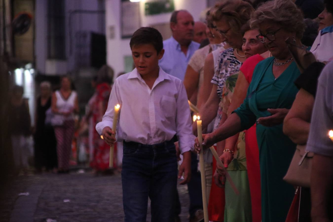 Nuestra Señora de Aguasantas despertó, ayer, una vez más, la devoción y el fervor que los jerezanos sienten hacia Ella. Jerez de los Caballeros se vistió de gala para acompañar a su Patrona en el traslado hacia su Santuario, donde se ponía fin a los tradicionales cultos que desde el pasado mes de agosto se han celebrado en la iglesia de Santa María de la Encarnación, organizados por la Hermandad de Nuestra Señora de Aguasantas.