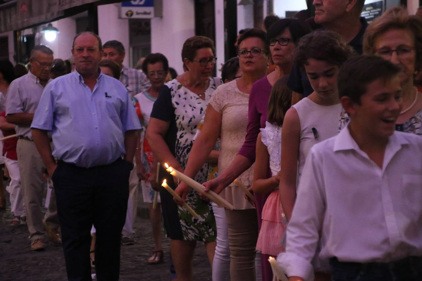 Nuestra Señora de Aguasantas despertó, ayer, una vez más, la devoción y el fervor que los jerezanos sienten hacia Ella. Jerez de los Caballeros se vistió de gala para acompañar a su Patrona en el traslado hacia su Santuario, donde se ponía fin a los tradicionales cultos que desde el pasado mes de agosto se han celebrado en la iglesia de Santa María de la Encarnación, organizados por la Hermandad de Nuestra Señora de Aguasantas.