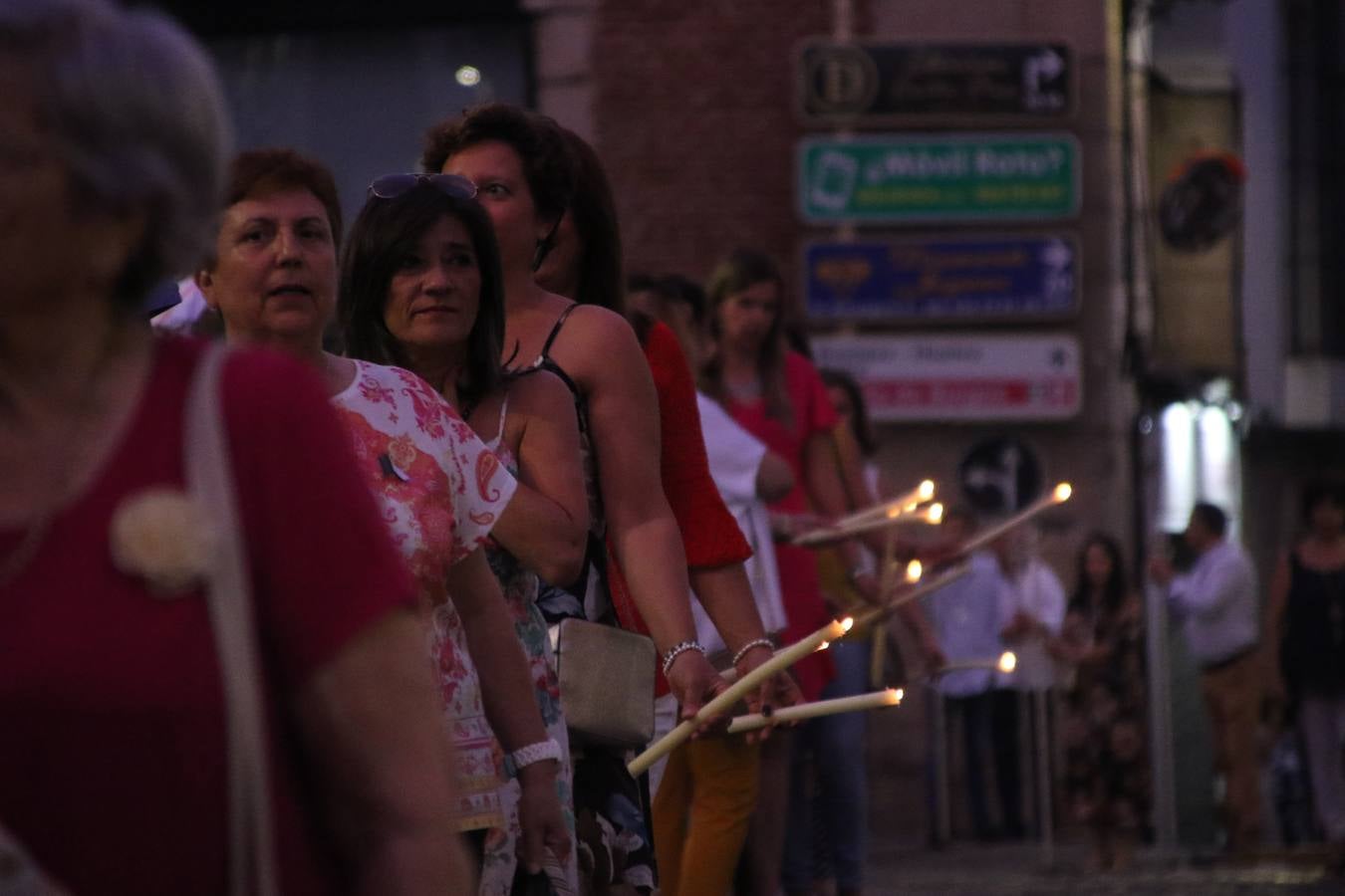 Nuestra Señora de Aguasantas despertó, ayer, una vez más, la devoción y el fervor que los jerezanos sienten hacia Ella. Jerez de los Caballeros se vistió de gala para acompañar a su Patrona en el traslado hacia su Santuario, donde se ponía fin a los tradicionales cultos que desde el pasado mes de agosto se han celebrado en la iglesia de Santa María de la Encarnación, organizados por la Hermandad de Nuestra Señora de Aguasantas.