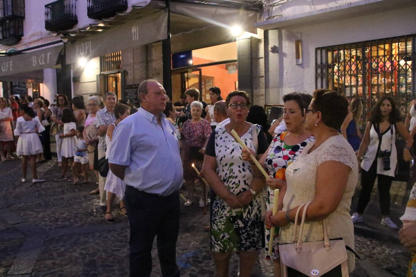 Nuestra Señora de Aguasantas despertó, ayer, una vez más, la devoción y el fervor que los jerezanos sienten hacia Ella. Jerez de los Caballeros se vistió de gala para acompañar a su Patrona en el traslado hacia su Santuario, donde se ponía fin a los tradicionales cultos que desde el pasado mes de agosto se han celebrado en la iglesia de Santa María de la Encarnación, organizados por la Hermandad de Nuestra Señora de Aguasantas.