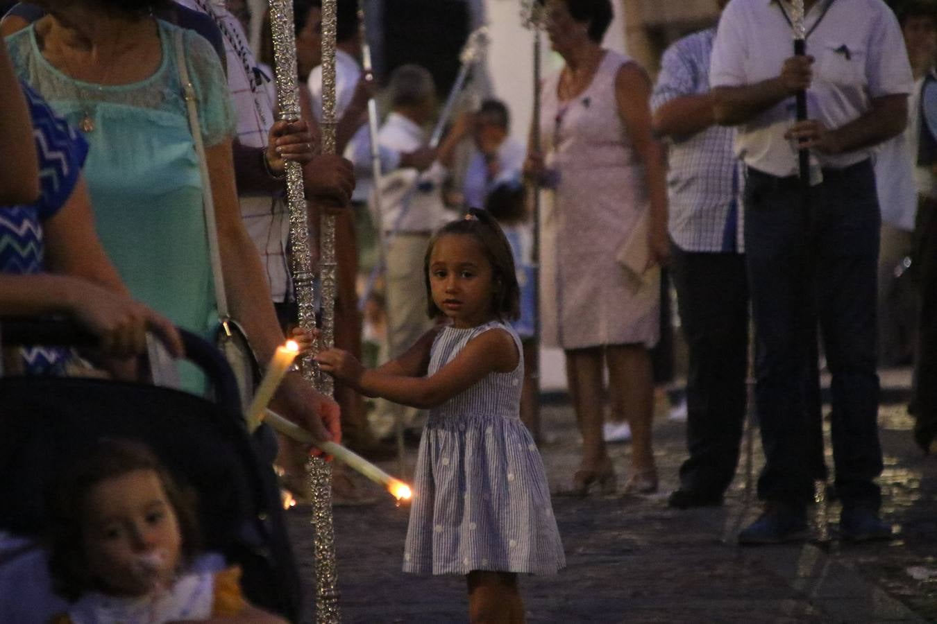 Nuestra Señora de Aguasantas despertó, ayer, una vez más, la devoción y el fervor que los jerezanos sienten hacia Ella. Jerez de los Caballeros se vistió de gala para acompañar a su Patrona en el traslado hacia su Santuario, donde se ponía fin a los tradicionales cultos que desde el pasado mes de agosto se han celebrado en la iglesia de Santa María de la Encarnación, organizados por la Hermandad de Nuestra Señora de Aguasantas.