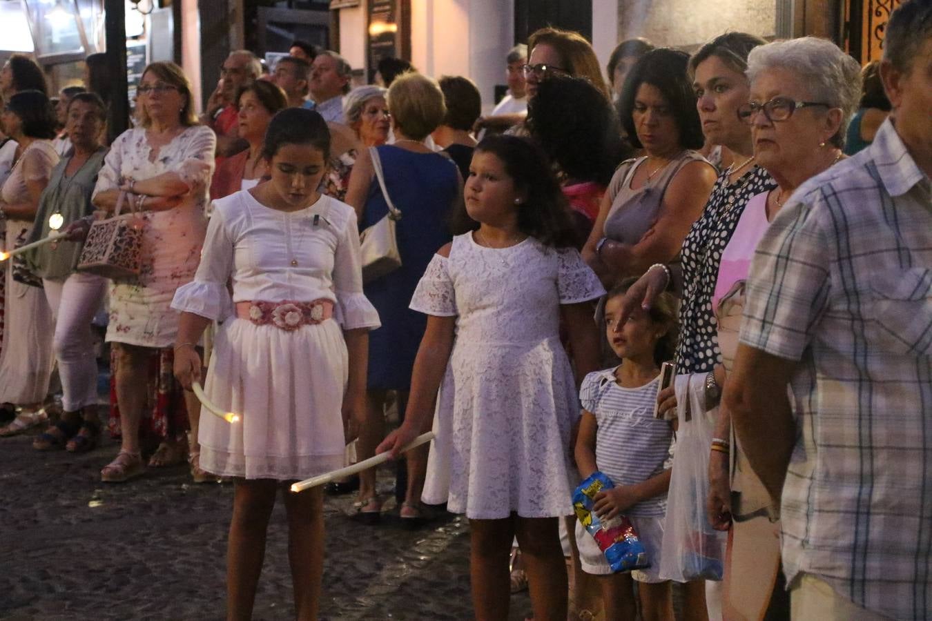 Nuestra Señora de Aguasantas despertó, ayer, una vez más, la devoción y el fervor que los jerezanos sienten hacia Ella. Jerez de los Caballeros se vistió de gala para acompañar a su Patrona en el traslado hacia su Santuario, donde se ponía fin a los tradicionales cultos que desde el pasado mes de agosto se han celebrado en la iglesia de Santa María de la Encarnación, organizados por la Hermandad de Nuestra Señora de Aguasantas.