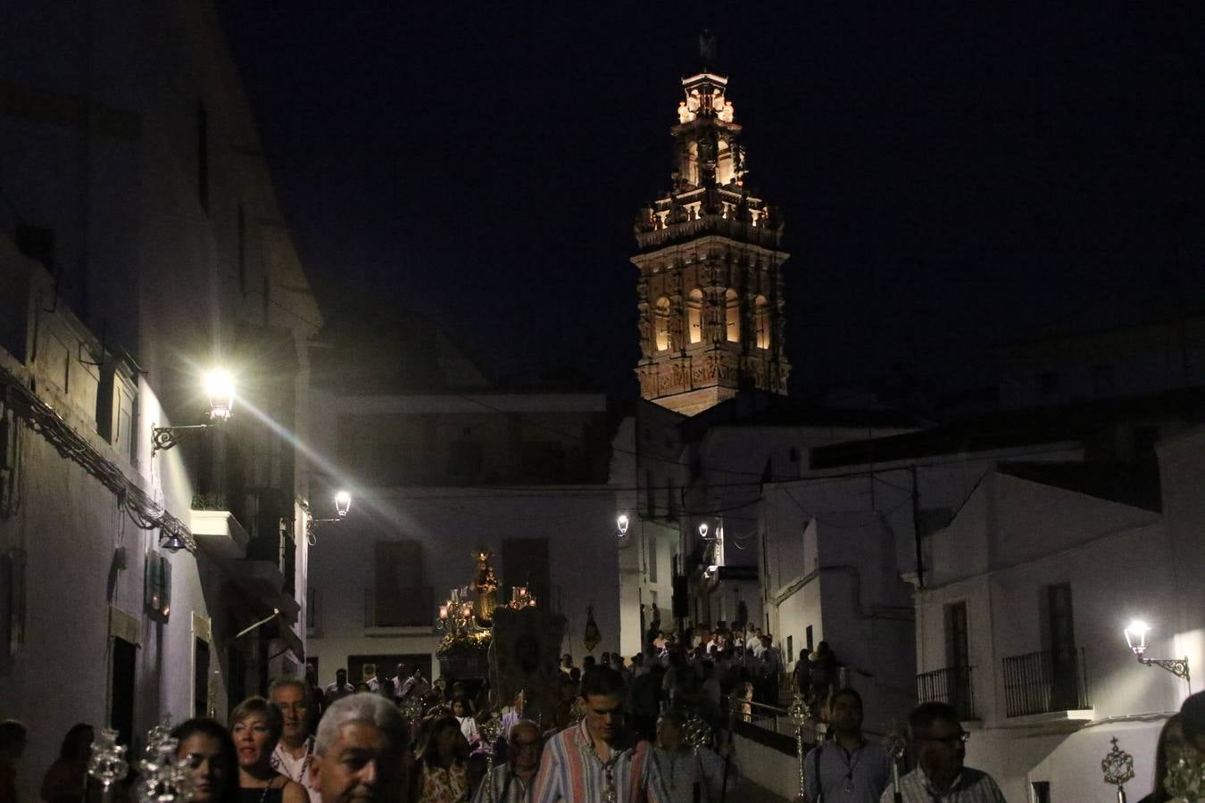 Nuestra Señora de Aguasantas despertó, ayer, una vez más, la devoción y el fervor que los jerezanos sienten hacia Ella. Jerez de los Caballeros se vistió de gala para acompañar a su Patrona en el traslado hacia su Santuario, donde se ponía fin a los tradicionales cultos que desde el pasado mes de agosto se han celebrado en la iglesia de Santa María de la Encarnación, organizados por la Hermandad de Nuestra Señora de Aguasantas.