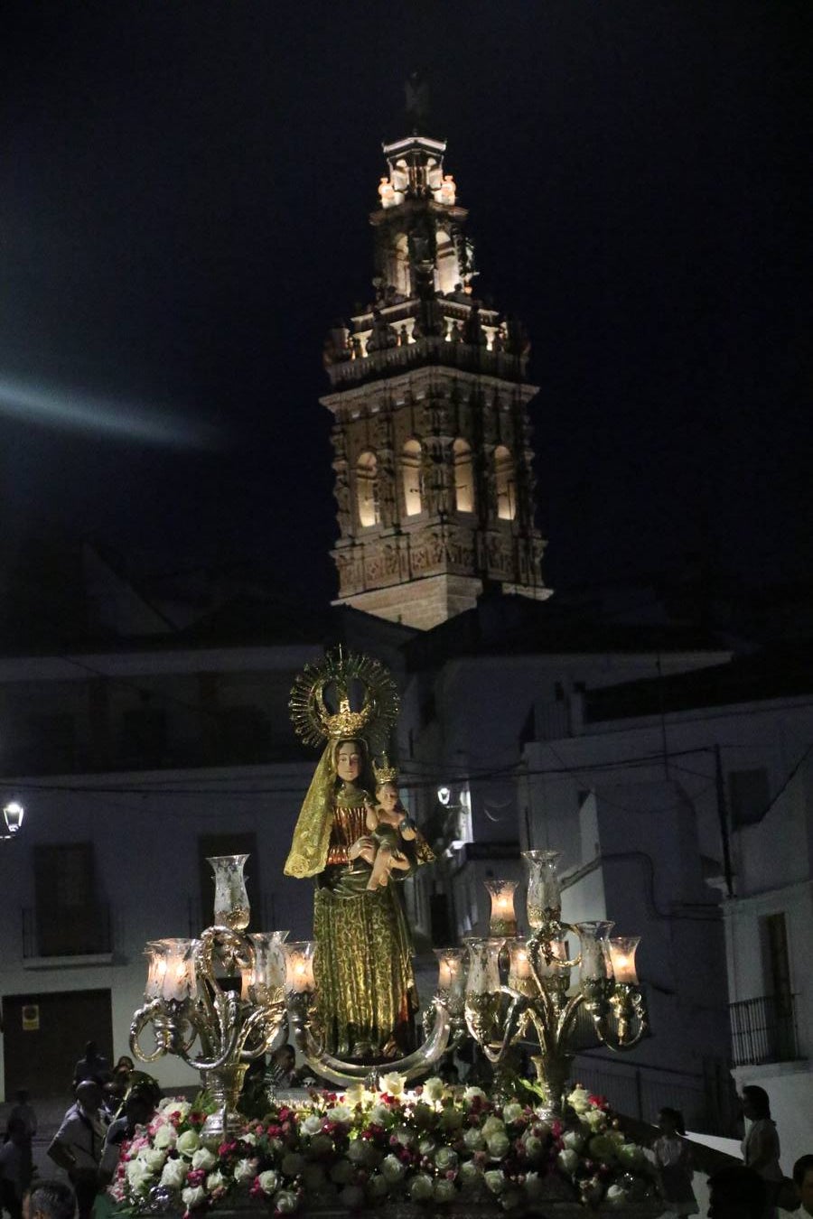 Nuestra Señora de Aguasantas despertó, ayer, una vez más, la devoción y el fervor que los jerezanos sienten hacia Ella. Jerez de los Caballeros se vistió de gala para acompañar a su Patrona en el traslado hacia su Santuario, donde se ponía fin a los tradicionales cultos que desde el pasado mes de agosto se han celebrado en la iglesia de Santa María de la Encarnación, organizados por la Hermandad de Nuestra Señora de Aguasantas.