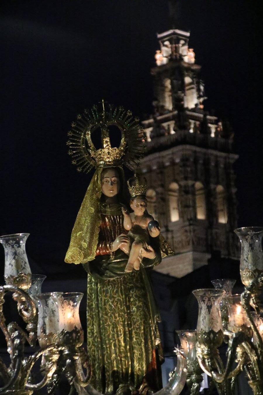 Nuestra Señora de Aguasantas despertó, ayer, una vez más, la devoción y el fervor que los jerezanos sienten hacia Ella. Jerez de los Caballeros se vistió de gala para acompañar a su Patrona en el traslado hacia su Santuario, donde se ponía fin a los tradicionales cultos que desde el pasado mes de agosto se han celebrado en la iglesia de Santa María de la Encarnación, organizados por la Hermandad de Nuestra Señora de Aguasantas.