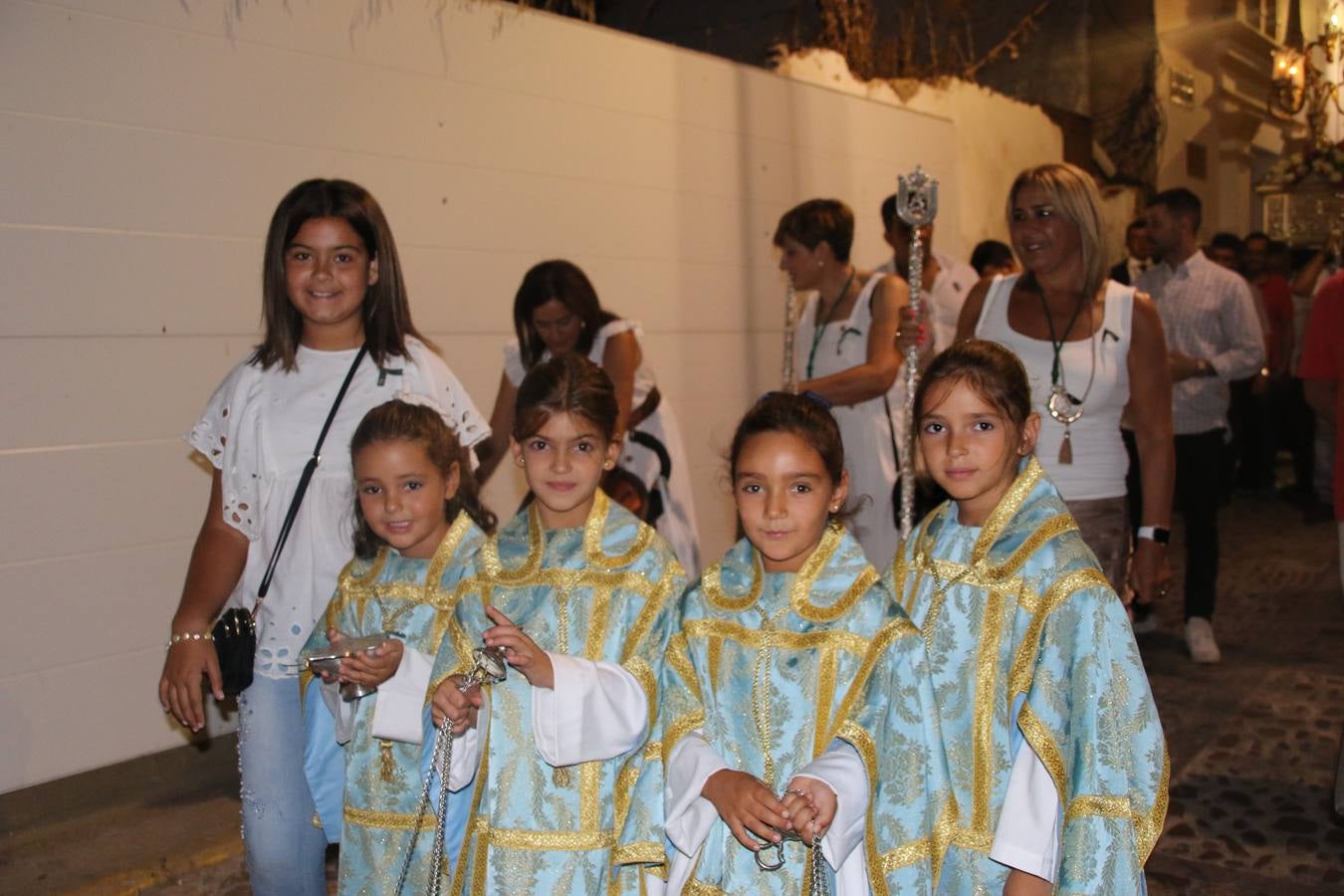Nuestra Señora de Aguasantas despertó, ayer, una vez más, la devoción y el fervor que los jerezanos sienten hacia Ella. Jerez de los Caballeros se vistió de gala para acompañar a su Patrona en el traslado hacia su Santuario, donde se ponía fin a los tradicionales cultos que desde el pasado mes de agosto se han celebrado en la iglesia de Santa María de la Encarnación, organizados por la Hermandad de Nuestra Señora de Aguasantas.