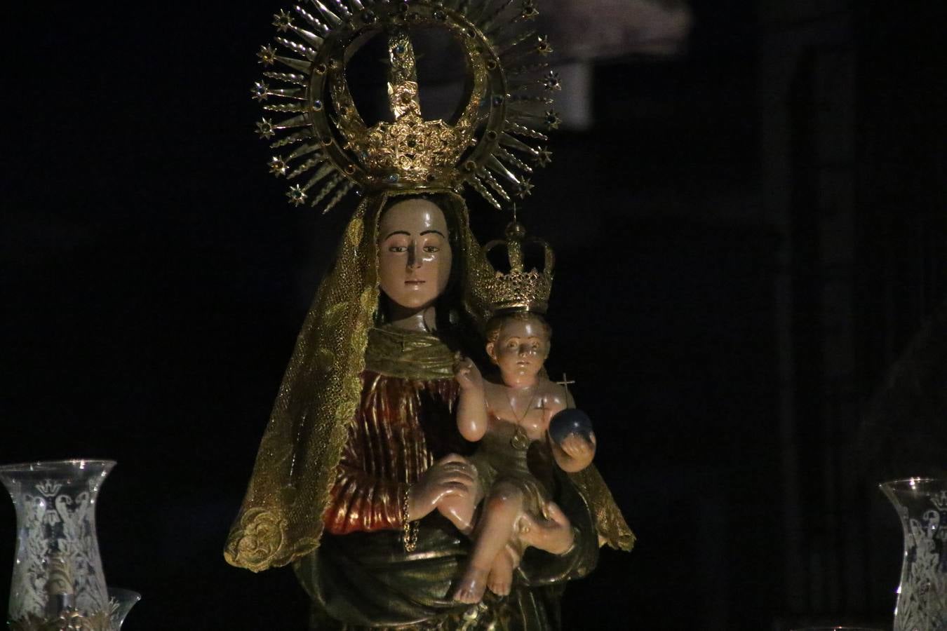 Nuestra Señora de Aguasantas despertó, ayer, una vez más, la devoción y el fervor que los jerezanos sienten hacia Ella. Jerez de los Caballeros se vistió de gala para acompañar a su Patrona en el traslado hacia su Santuario, donde se ponía fin a los tradicionales cultos que desde el pasado mes de agosto se han celebrado en la iglesia de Santa María de la Encarnación, organizados por la Hermandad de Nuestra Señora de Aguasantas.