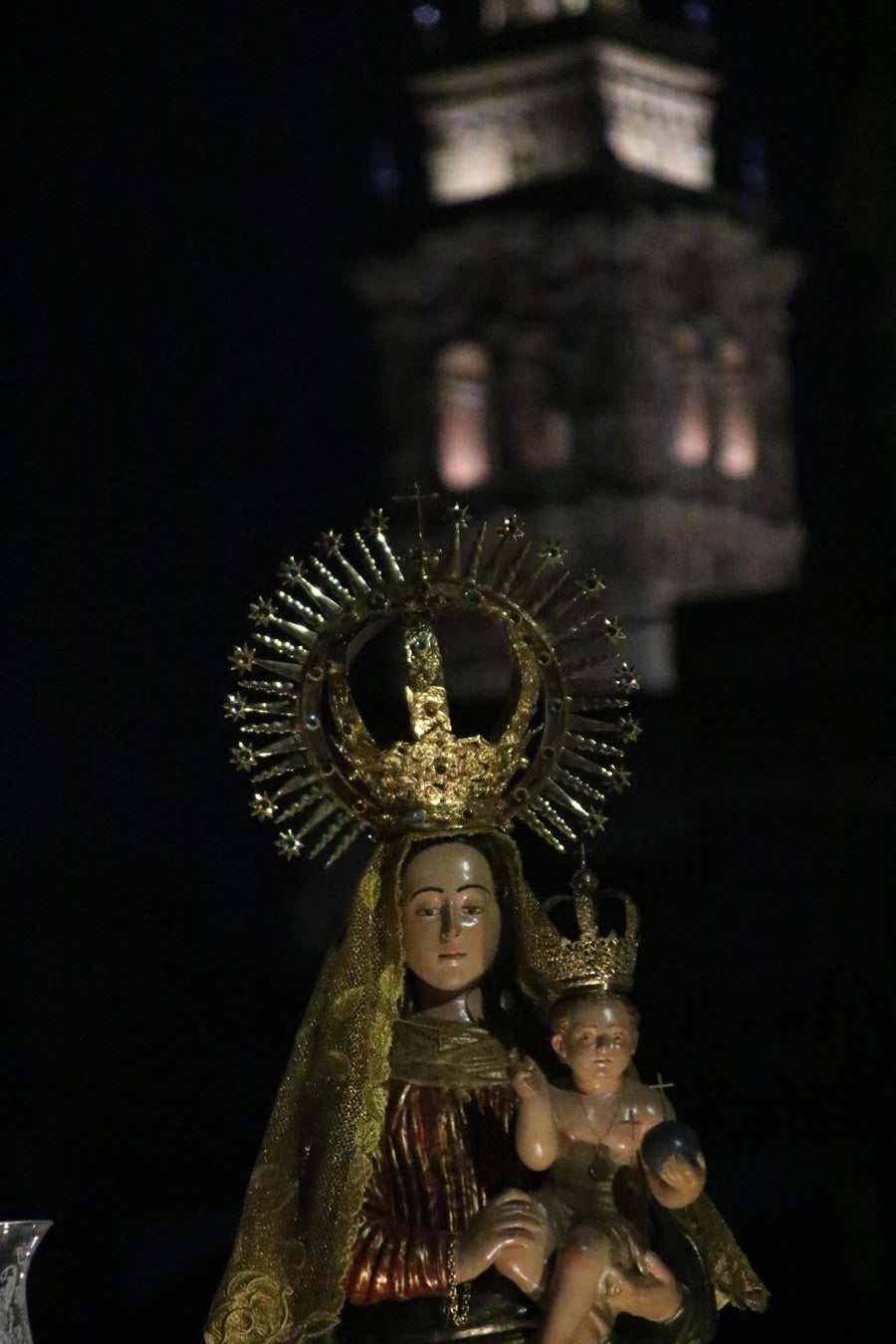 Nuestra Señora de Aguasantas despertó, ayer, una vez más, la devoción y el fervor que los jerezanos sienten hacia Ella. Jerez de los Caballeros se vistió de gala para acompañar a su Patrona en el traslado hacia su Santuario, donde se ponía fin a los tradicionales cultos que desde el pasado mes de agosto se han celebrado en la iglesia de Santa María de la Encarnación, organizados por la Hermandad de Nuestra Señora de Aguasantas.