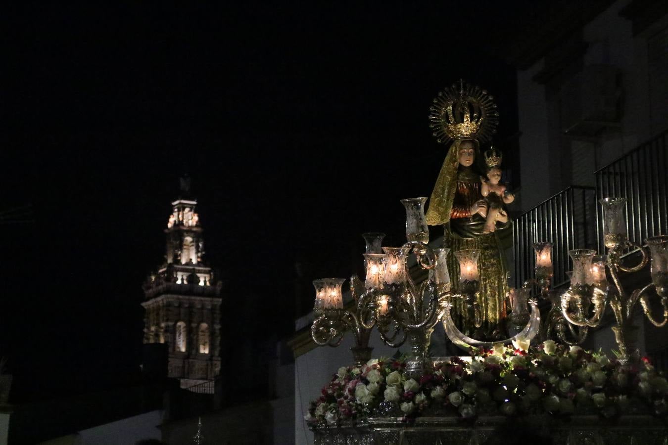 Nuestra Señora de Aguasantas despertó, ayer, una vez más, la devoción y el fervor que los jerezanos sienten hacia Ella. Jerez de los Caballeros se vistió de gala para acompañar a su Patrona en el traslado hacia su Santuario, donde se ponía fin a los tradicionales cultos que desde el pasado mes de agosto se han celebrado en la iglesia de Santa María de la Encarnación, organizados por la Hermandad de Nuestra Señora de Aguasantas.